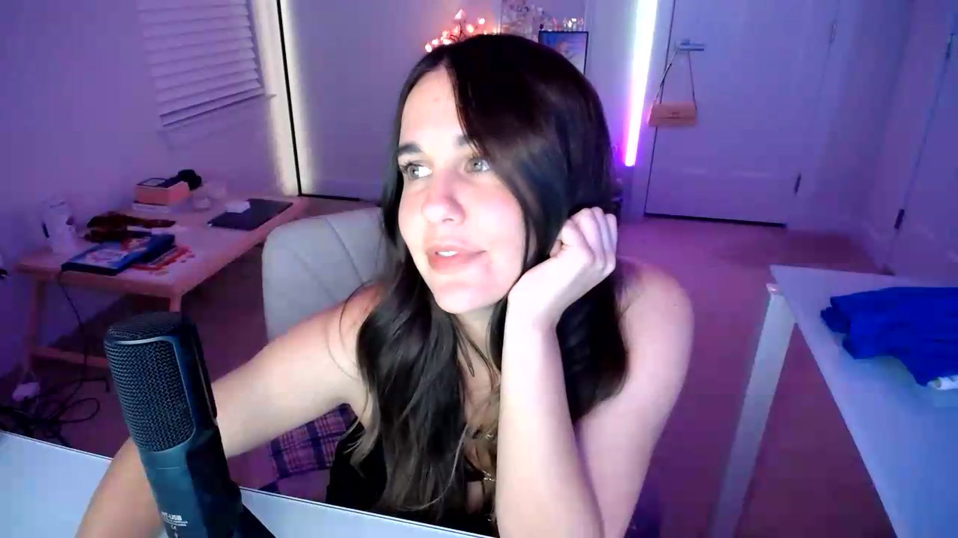 Gallery image thumbnail from Scout's myfreecams stream on, 08/29/2026, 02:29 image 18 of 20