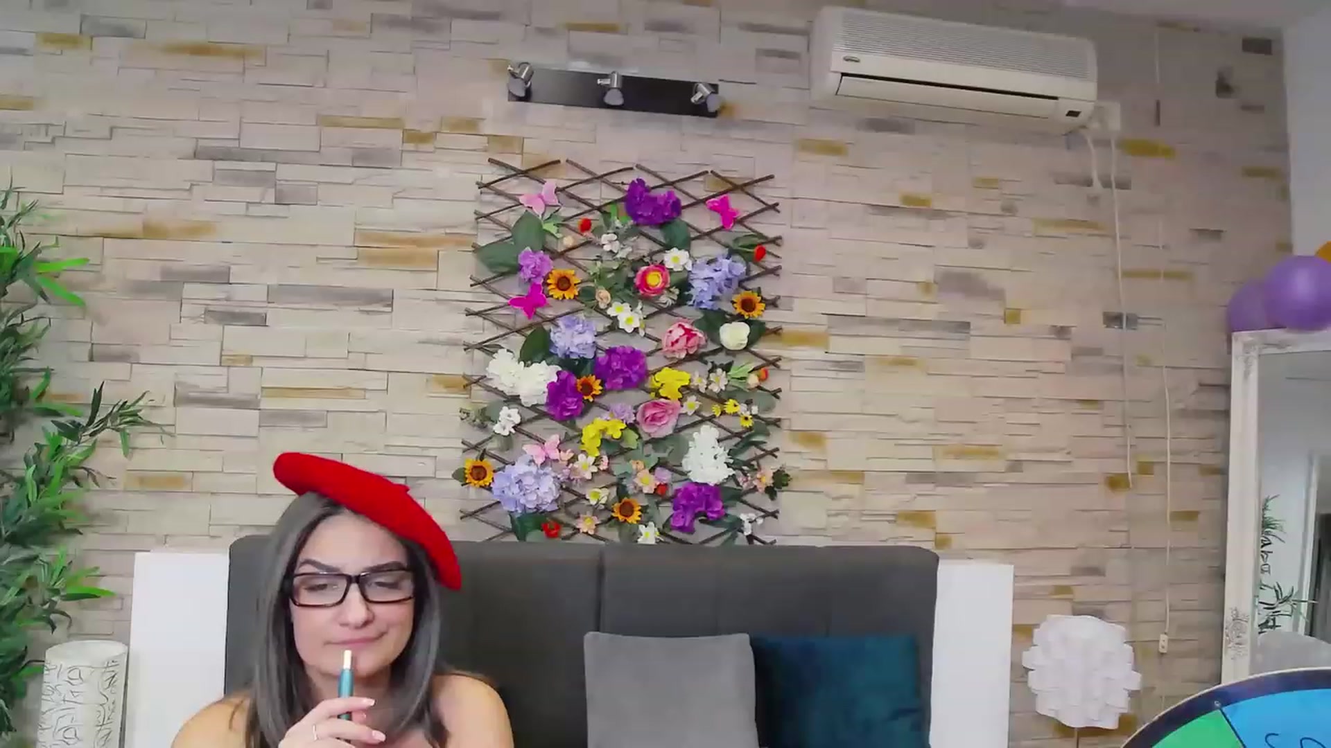Gallery image thumbnail from SecretAmber's myfreecams stream on, 04/01/2023, 18:32 image 4 of 20