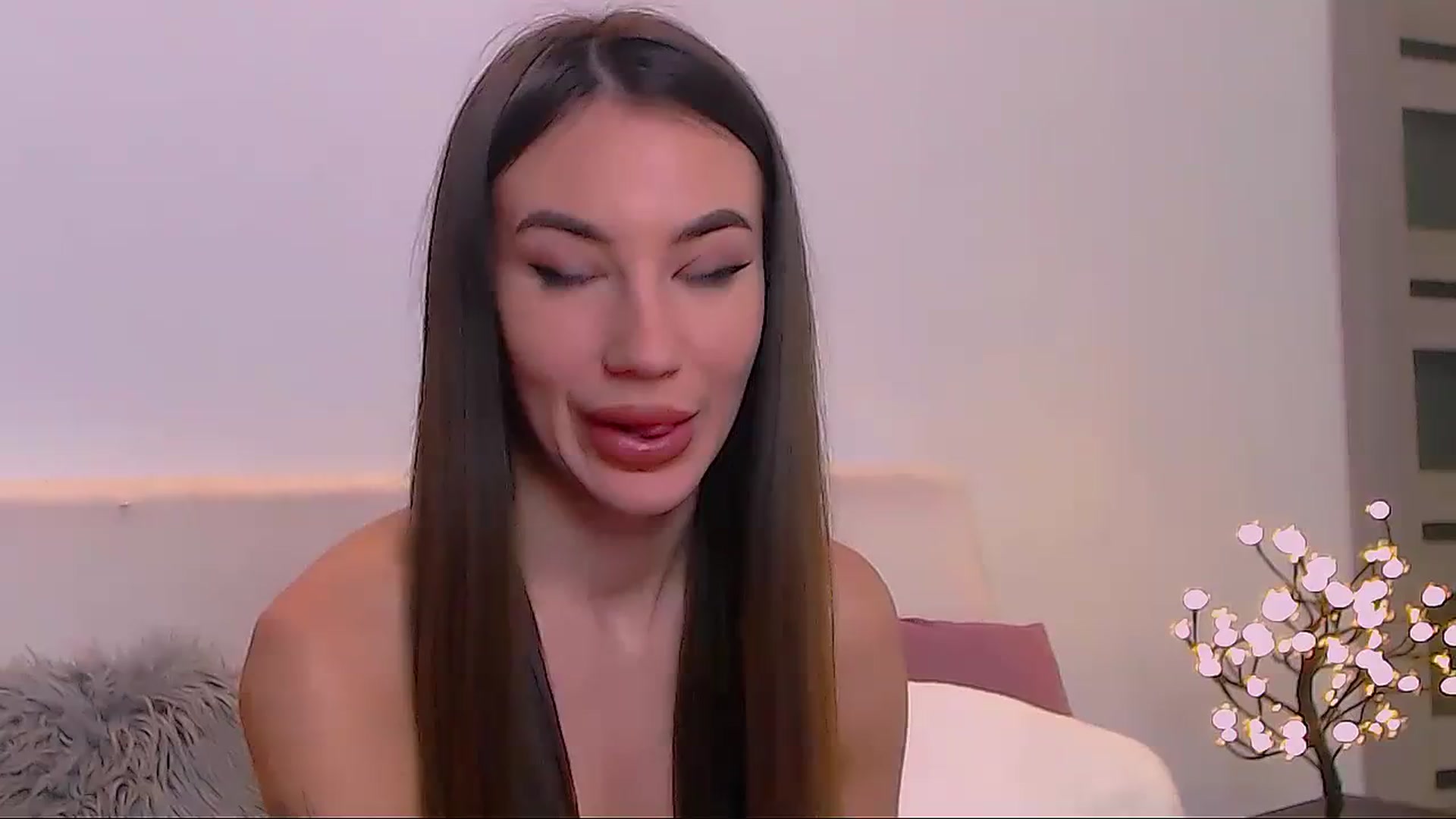Gallery image thumbnail from SelenaLo's myfreecams stream on, 12/21/2023, 14:15 image 4 of 20