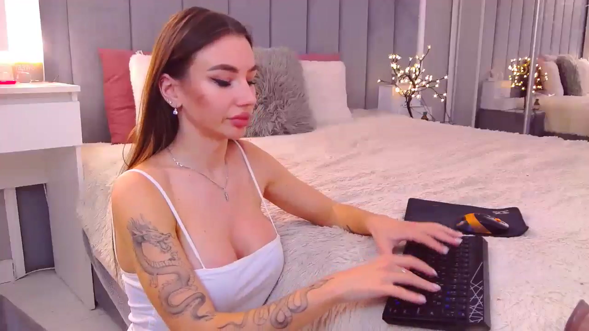 Gallery image thumbnail from SelenaLo's myfreecams stream on, 12/27/2024, 15:28 image 6 of 20