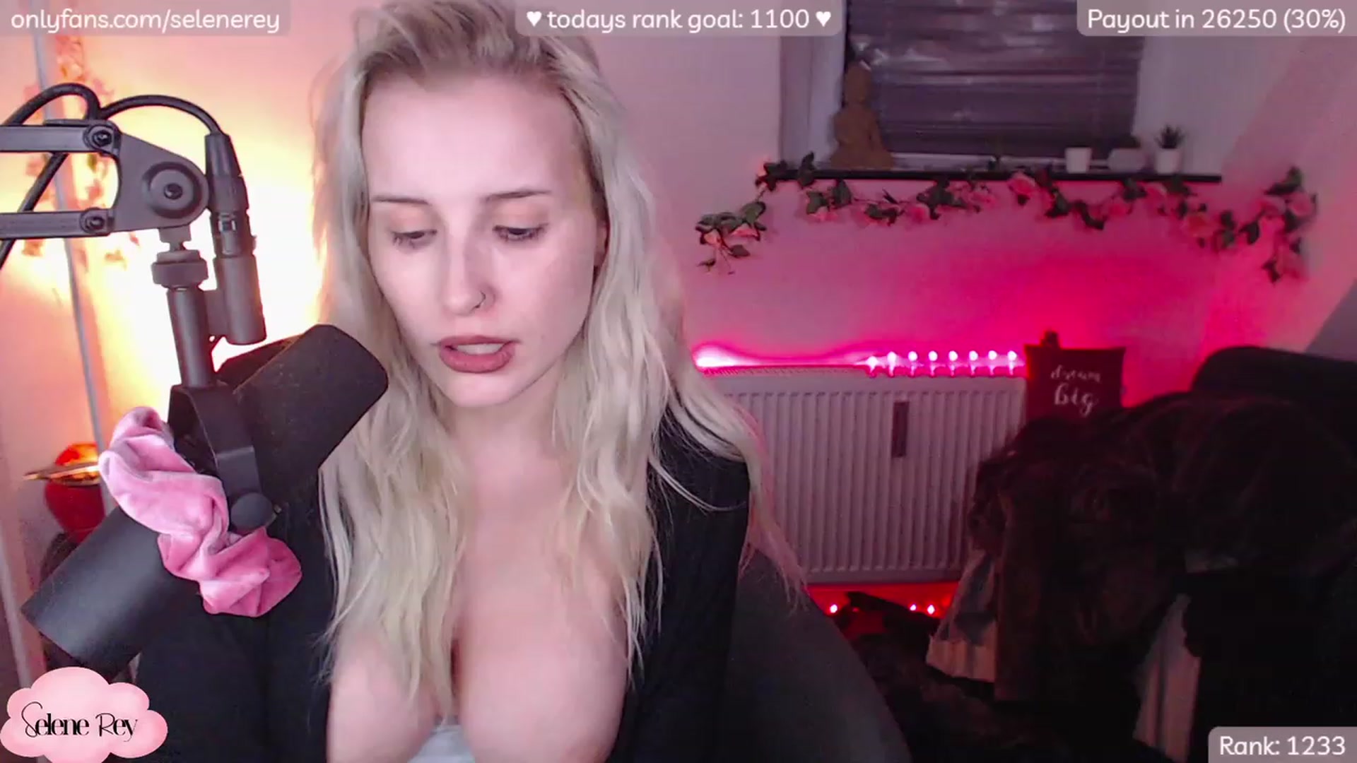 Gallery image thumbnail from SeleneRey's myfreecams stream on, 11/28/2022, 24:27 image 12 of 20