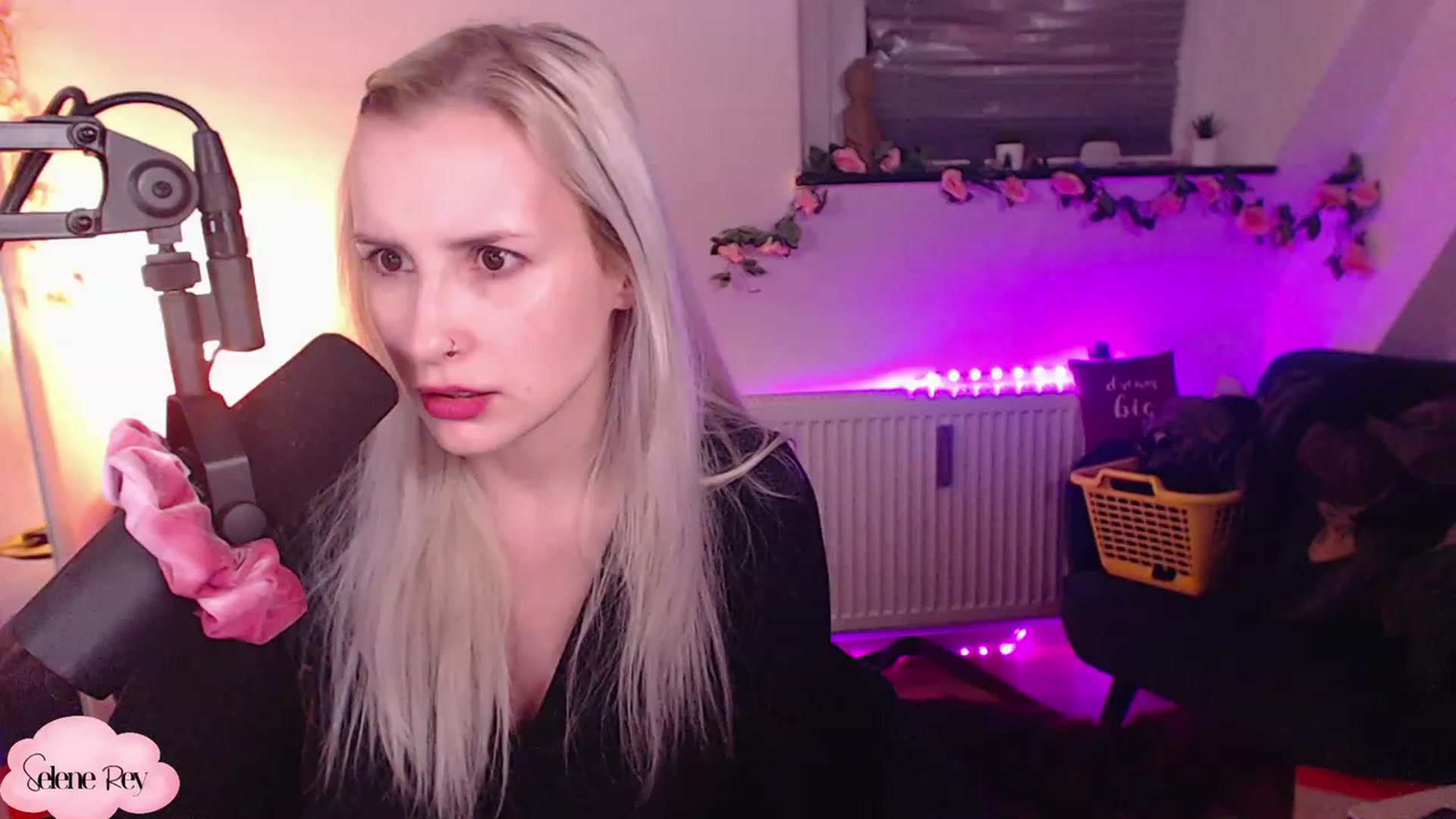 Gallery image thumbnail from SeleneRey's myfreecams stream on, 12/08/2022, 22:08 image 10 of 20