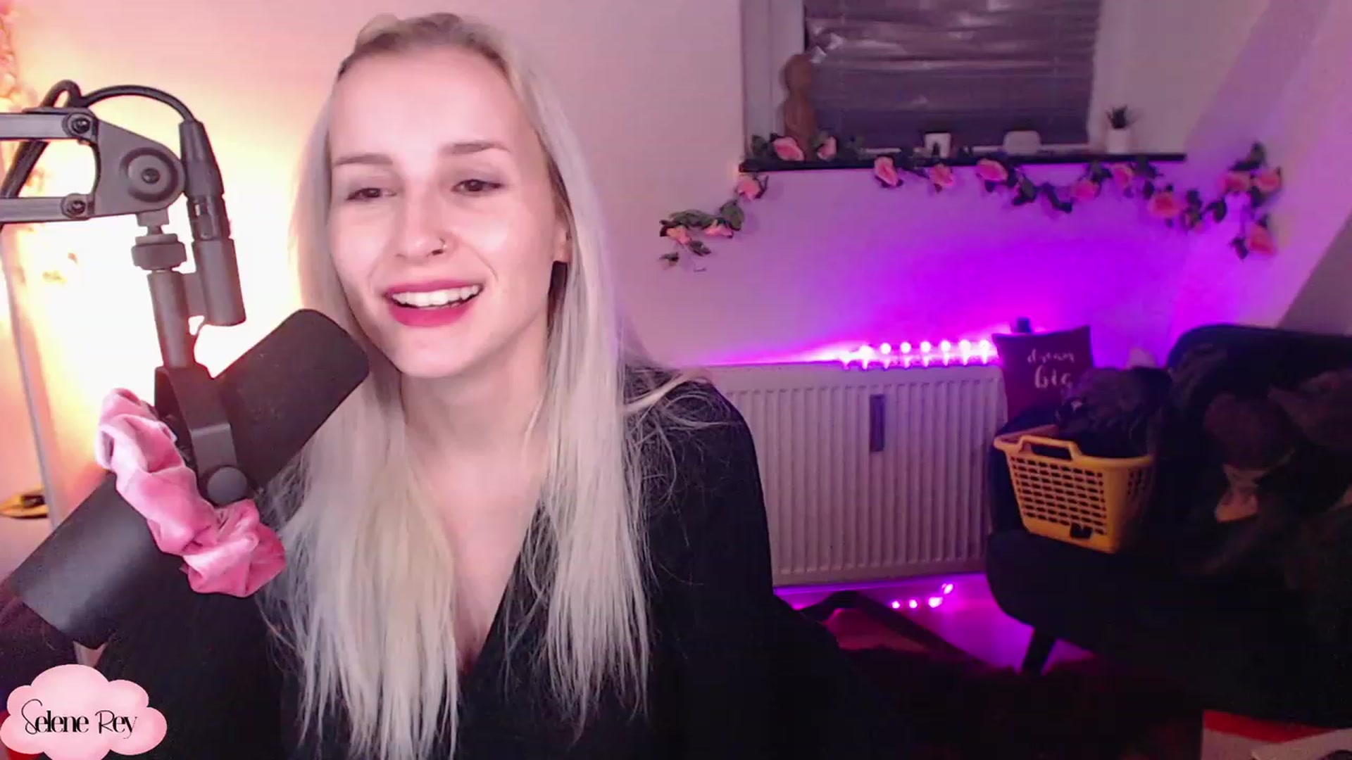Gallery image thumbnail from SeleneRey's myfreecams stream on, 12/08/2022, 22:08 image 8 of 20