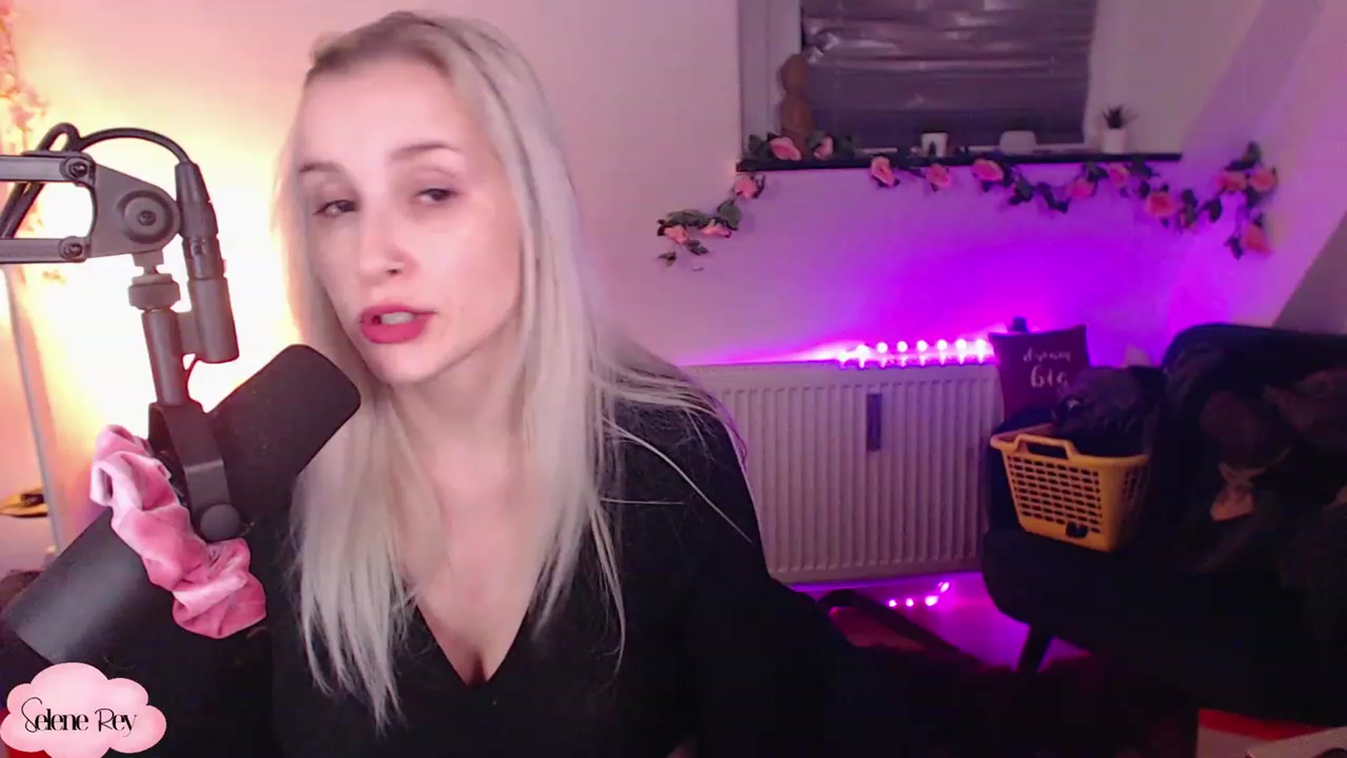 Gallery image thumbnail from SeleneRey's myfreecams stream on, 12/08/2022, 22:08 image 20 of 20