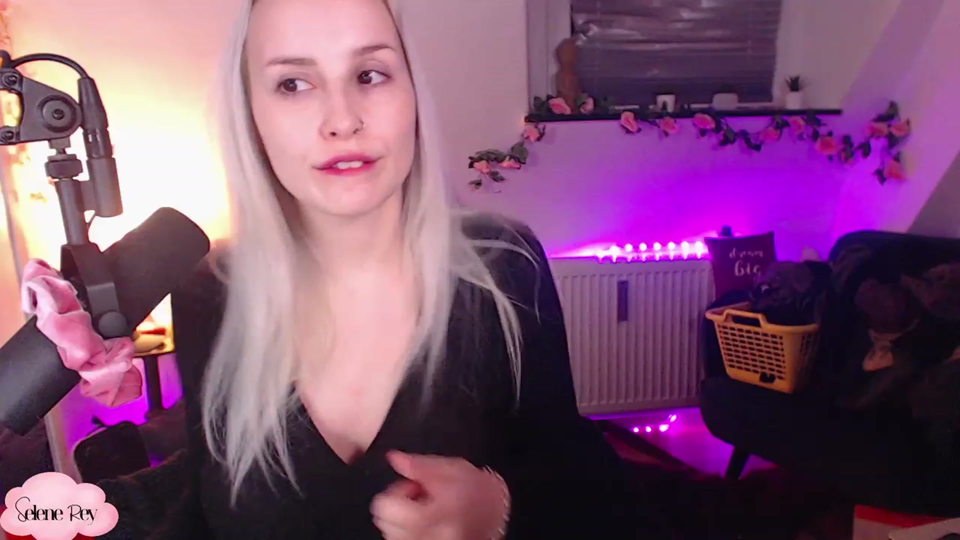 Gallery image thumbnail from SeleneRey's myfreecams stream on, 12/08/2022, 22:08 image 17 of 20