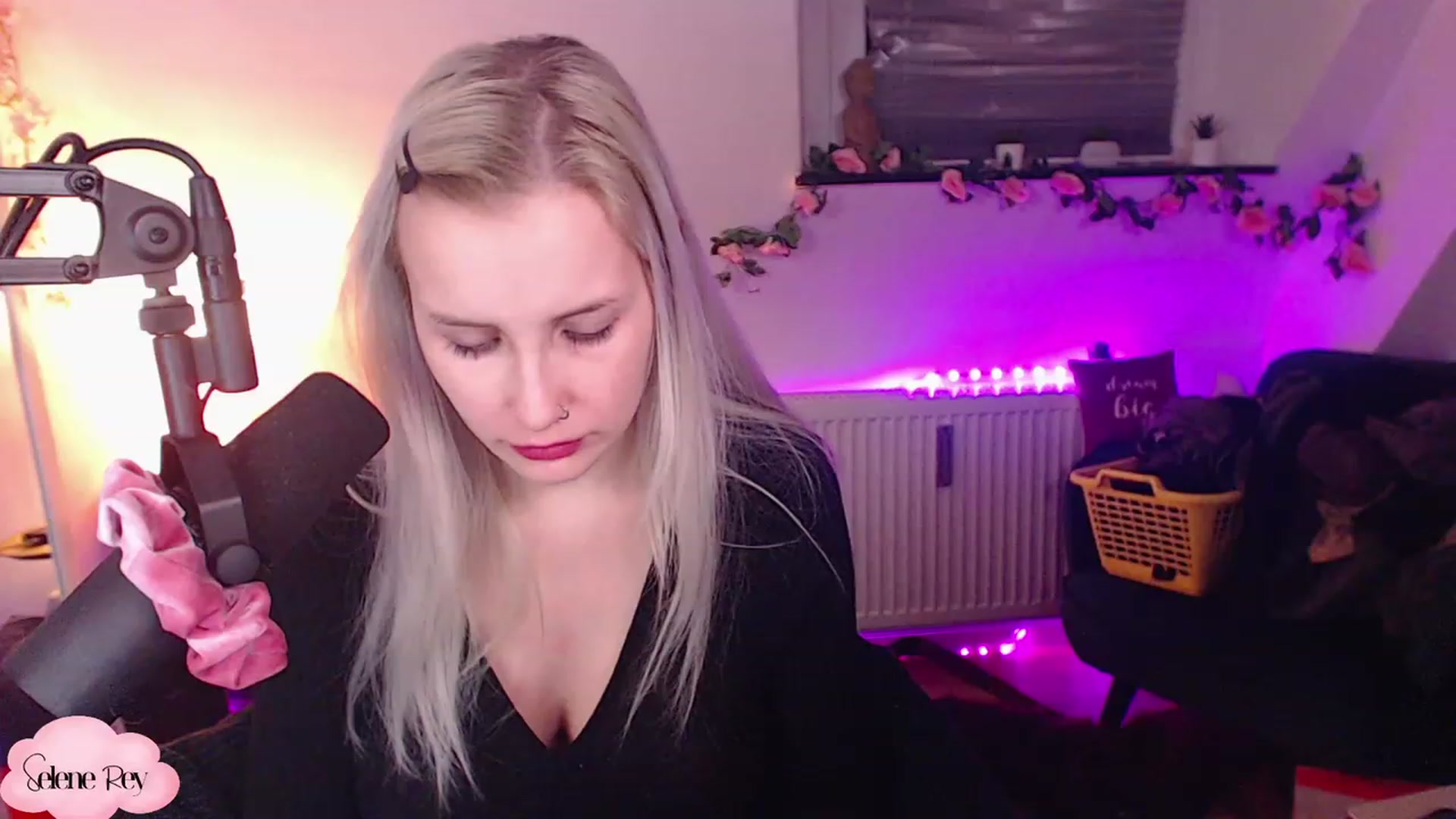 Gallery image thumbnail from SeleneRey's myfreecams stream on, 12/08/2022, 22:08 image 19 of 20