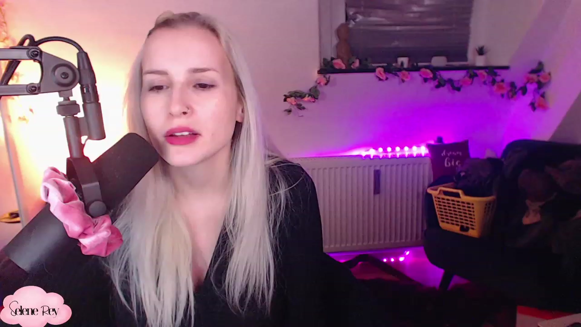 Gallery image thumbnail from SeleneRey's myfreecams stream on, 12/08/2022, 22:08 image 1 of 20