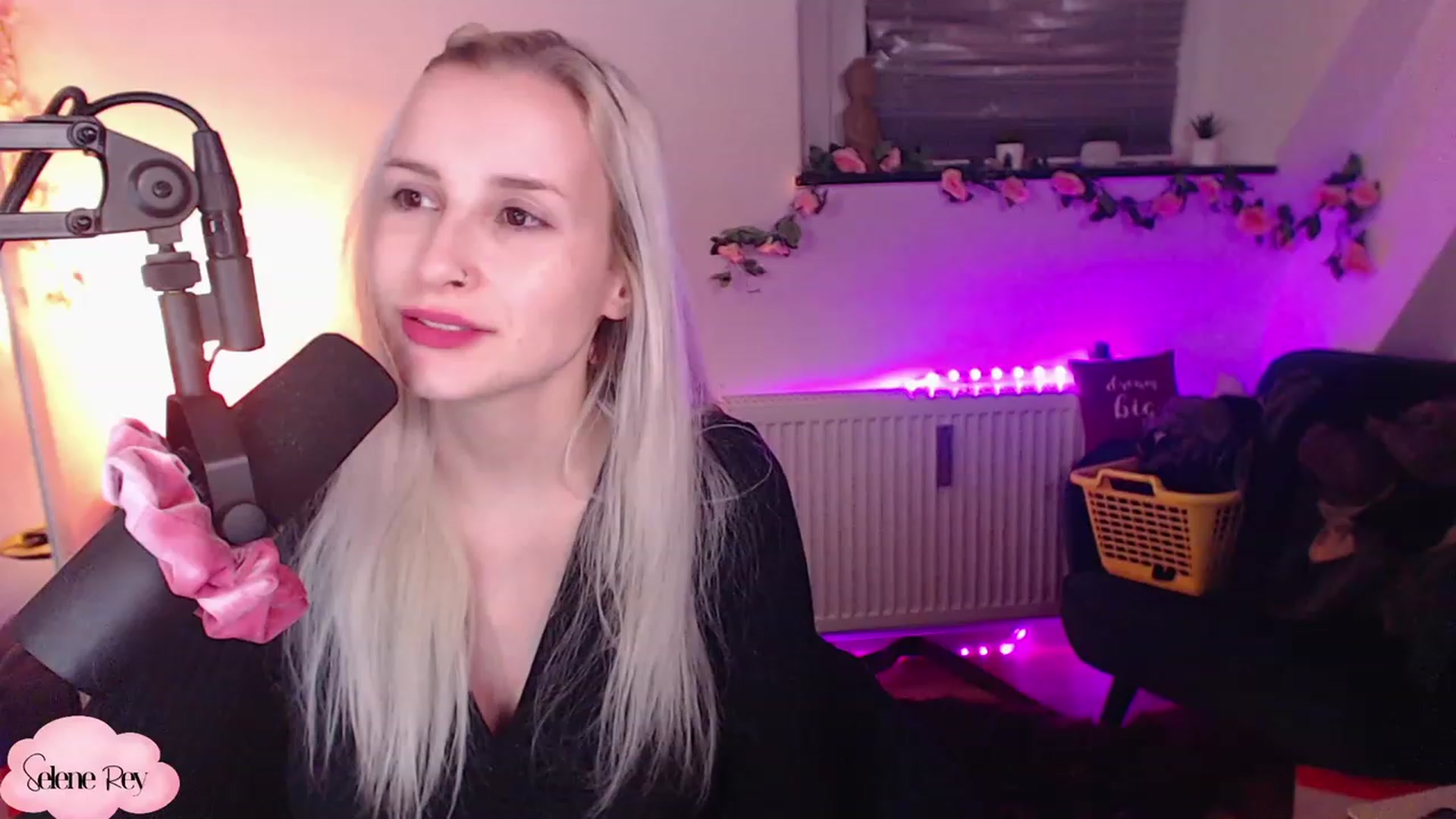 Gallery image thumbnail from SeleneRey's myfreecams stream on, 12/08/2022, 22:08 image 4 of 20