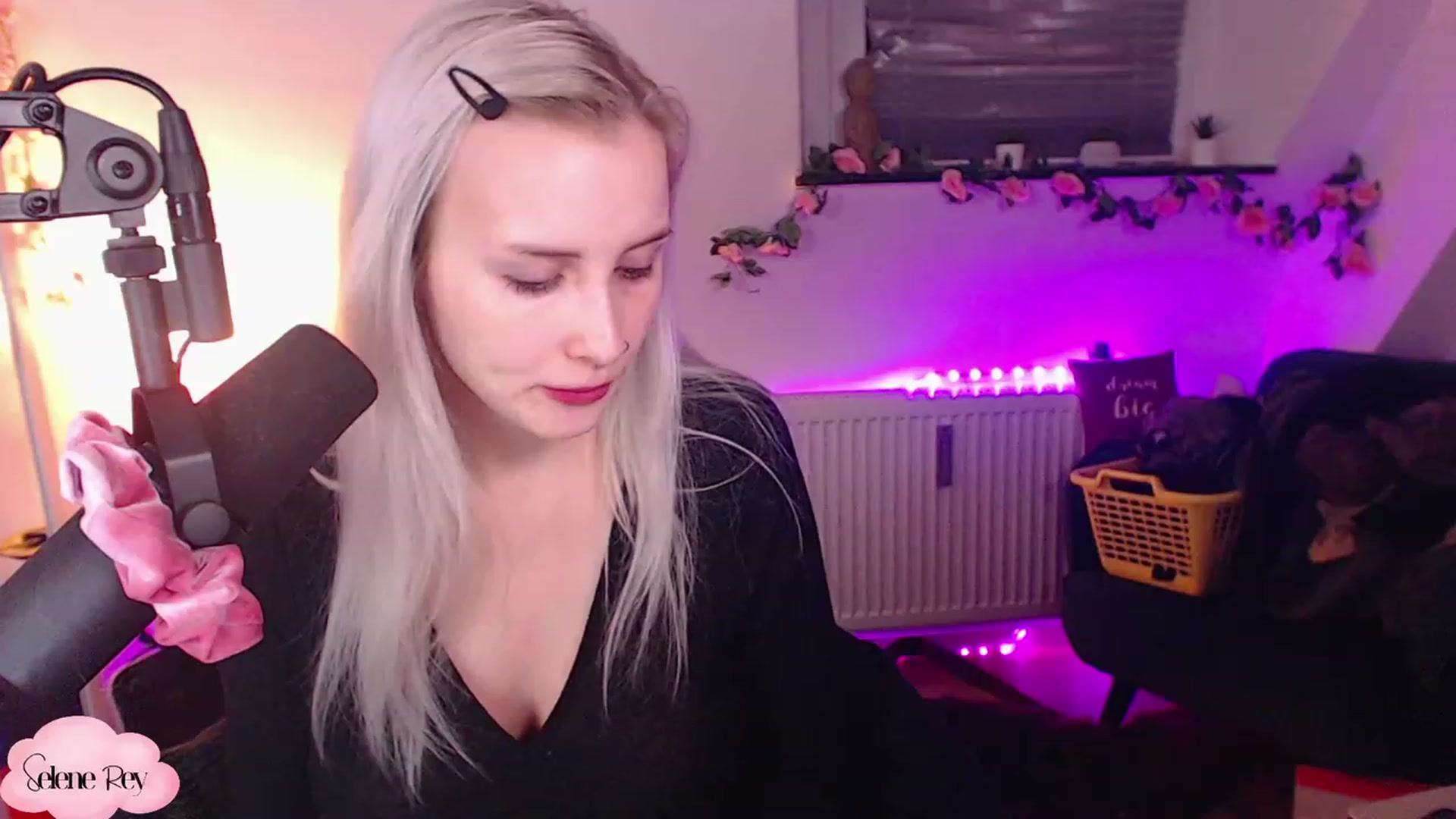 Gallery image thumbnail from SeleneRey's myfreecams stream on, 12/08/2022, 22:08 image 18 of 20