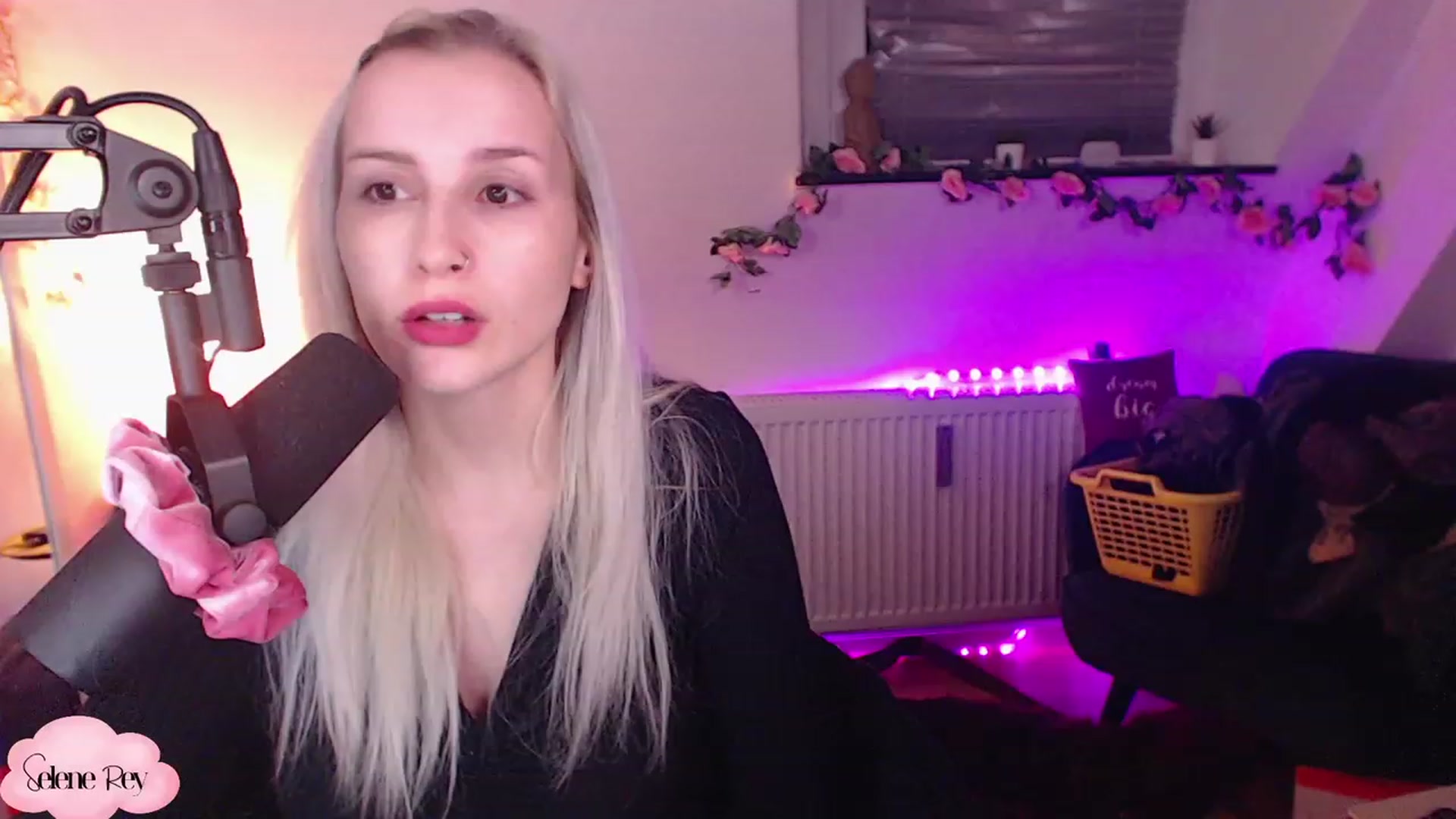 Gallery image thumbnail from SeleneRey's myfreecams stream on, 12/08/2022, 22:08 image 5 of 20