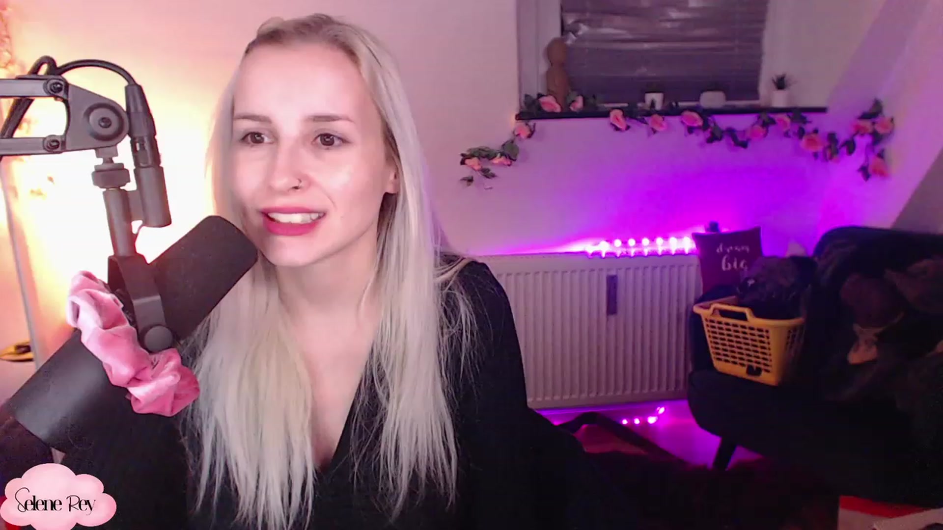Gallery image thumbnail from SeleneRey's myfreecams stream on, 12/08/2022, 22:08 image 6 of 20