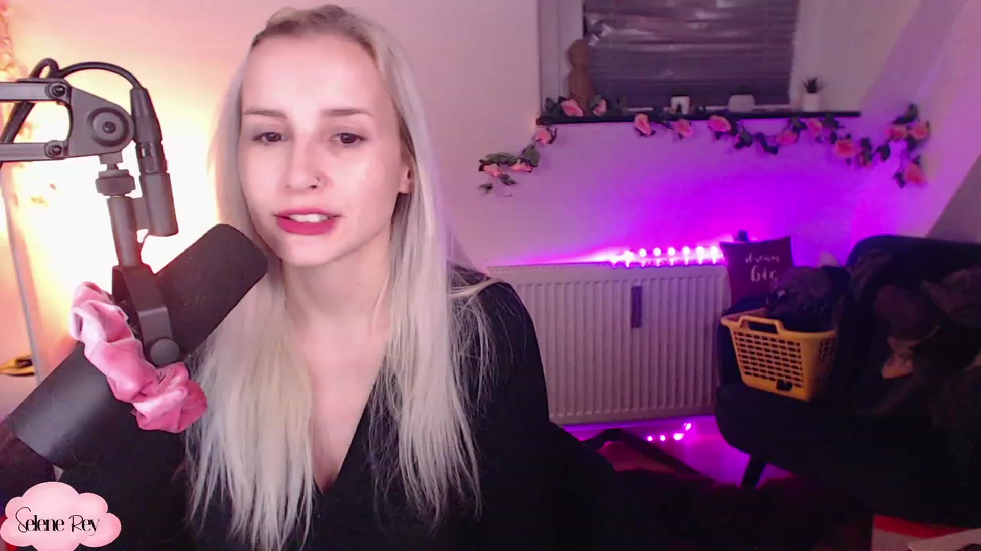 Gallery image thumbnail from SeleneRey's myfreecams stream on, 12/08/2022, 22:08 image 7 of 20