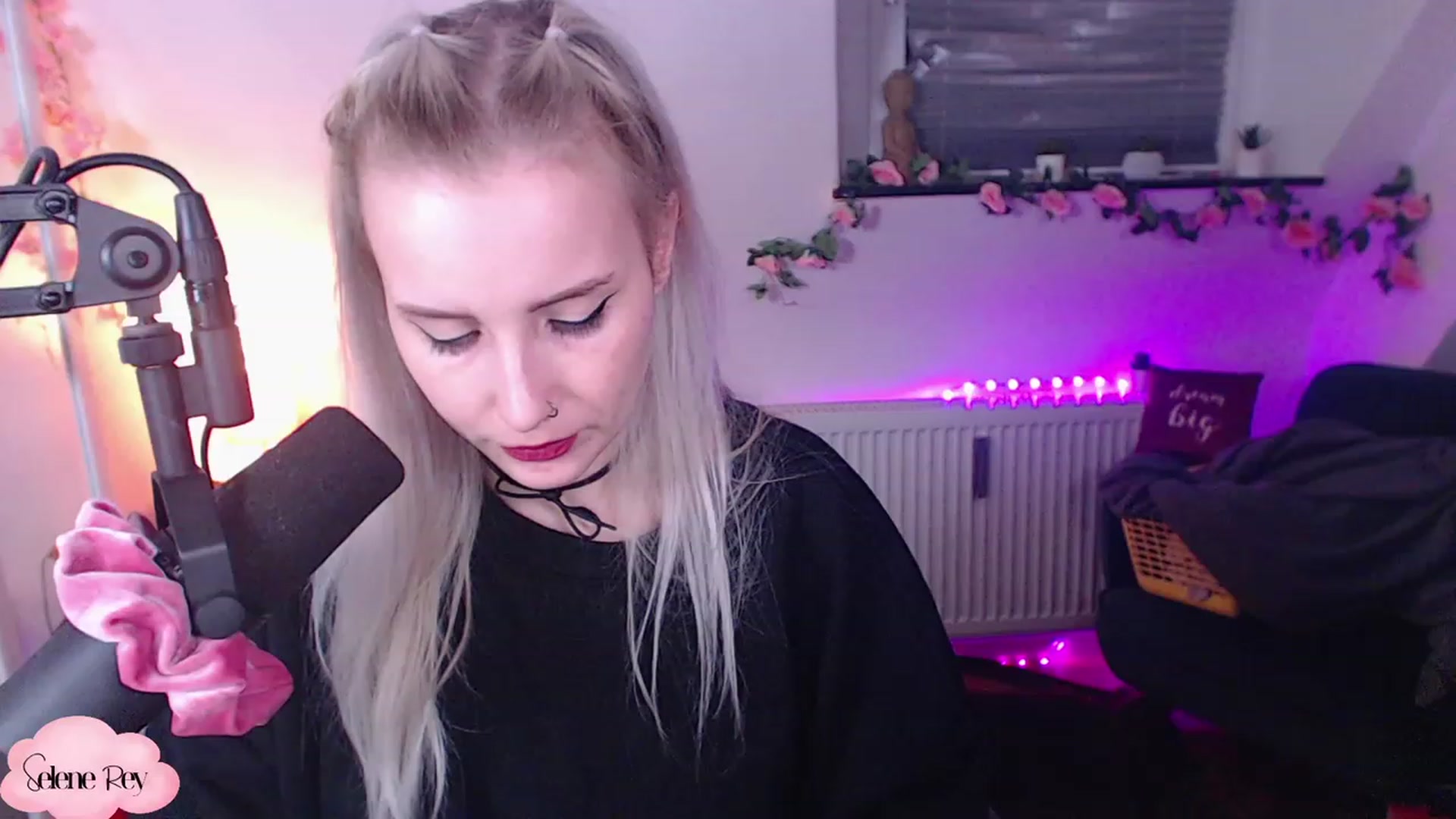 Gallery image thumbnail from SeleneRey's myfreecams stream on, 12/09/2022, 23:24 image 10 of 20