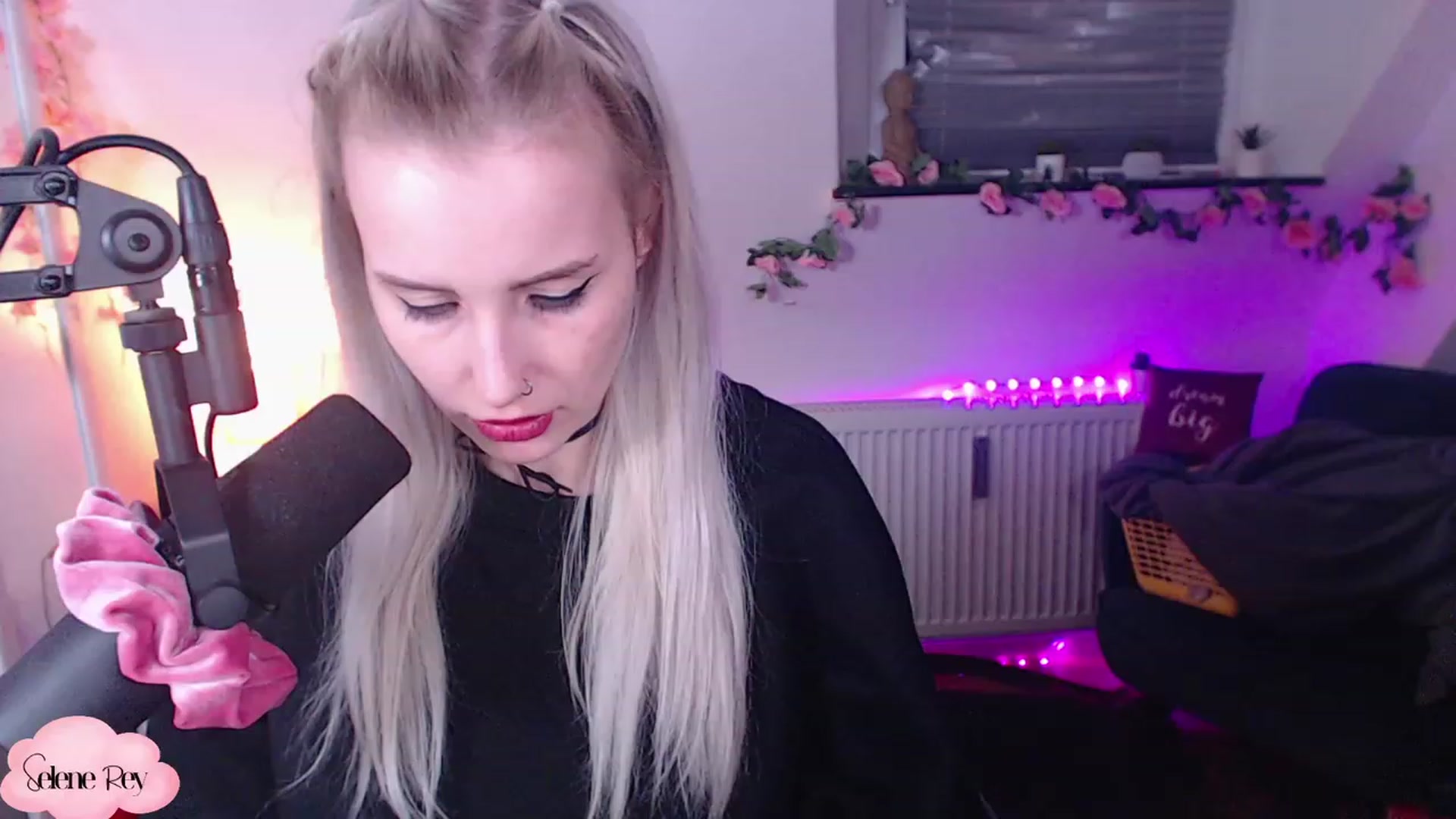 Gallery image thumbnail from SeleneRey's myfreecams stream on, 12/09/2022, 23:24 image 13 of 20