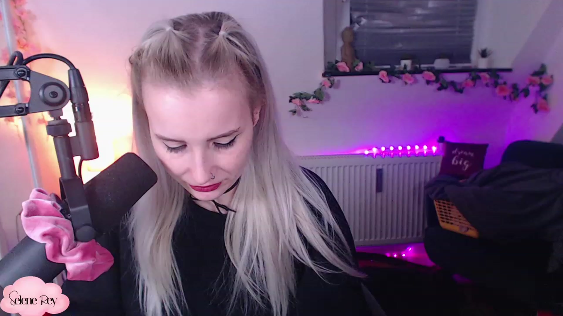 Gallery image thumbnail from SeleneRey's myfreecams stream on, 12/09/2022, 23:24 image 15 of 20
