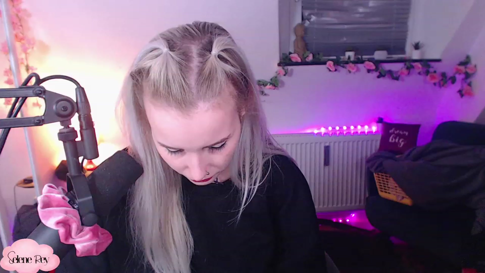 Gallery image thumbnail from SeleneRey's myfreecams stream on, 12/09/2022, 23:24 image 7 of 20