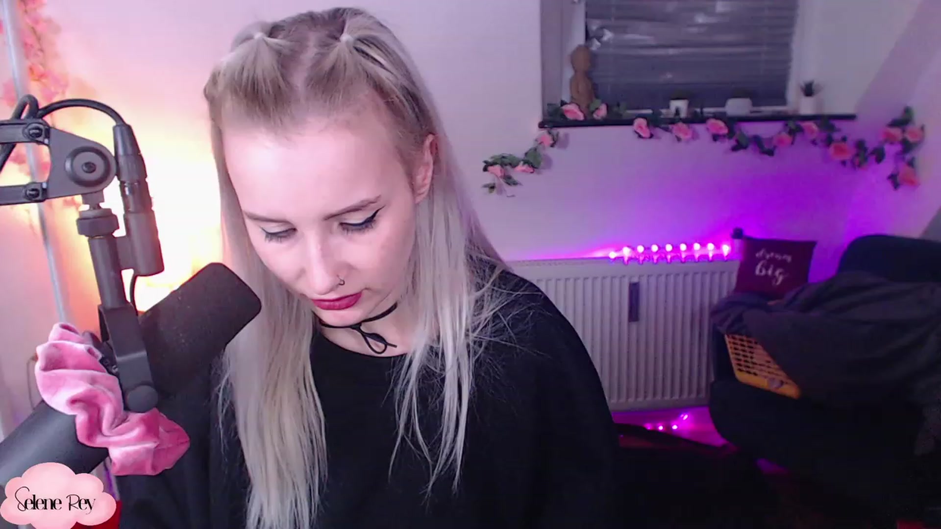 Gallery image thumbnail from SeleneRey's myfreecams stream on, 12/09/2022, 23:24 image 9 of 20