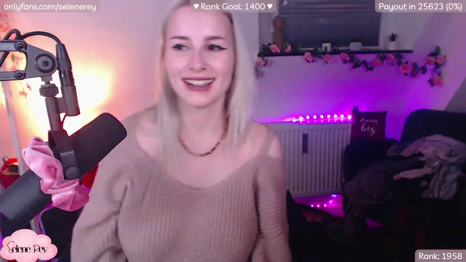 Gallery image thumbnail from SeleneRey's myfreecams stream on, 12/12/2022, 22:27 image 5 of 20