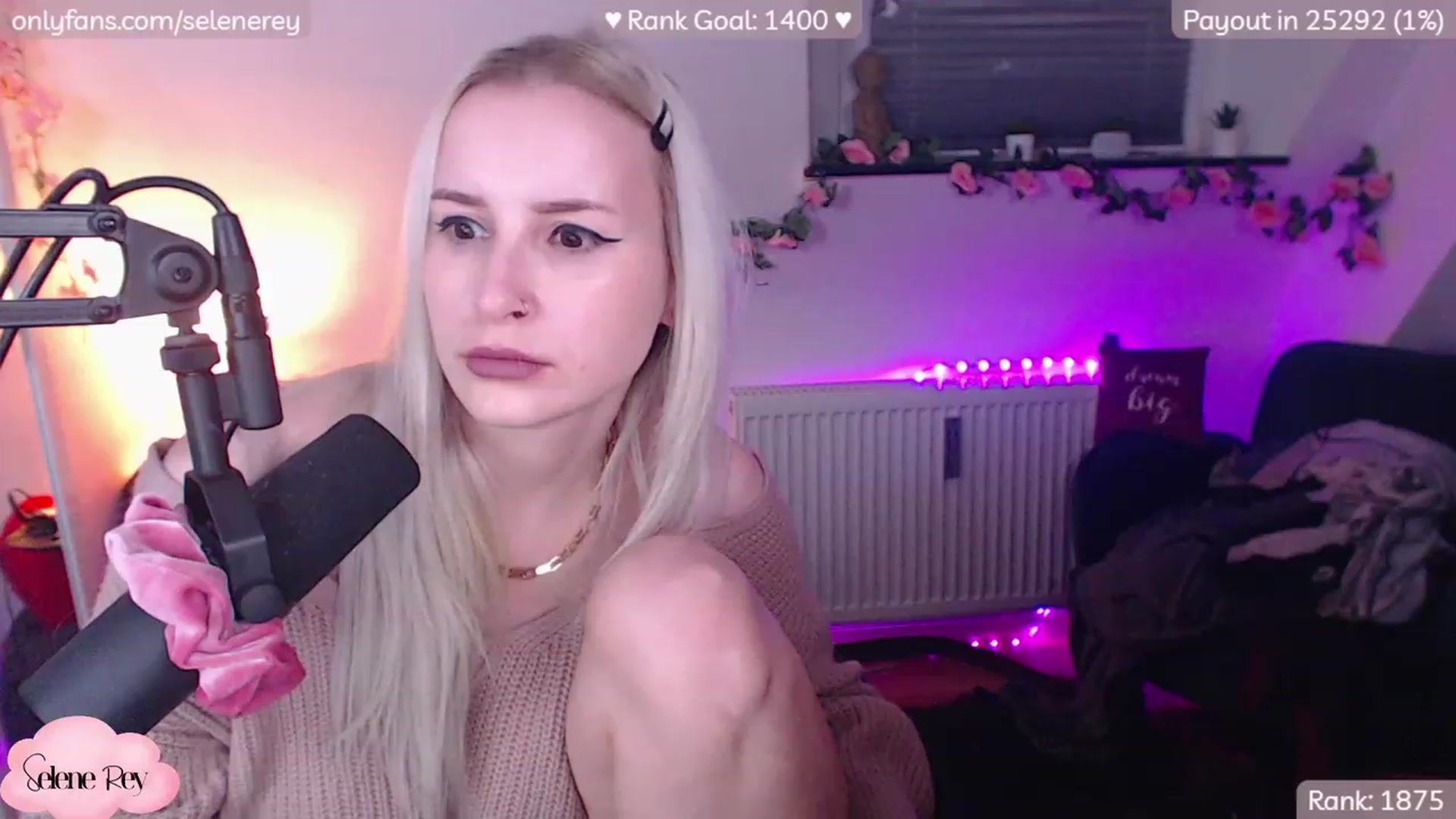 Gallery image thumbnail from SeleneRey's myfreecams stream on, 12/12/2022, 22:27 image 15 of 20