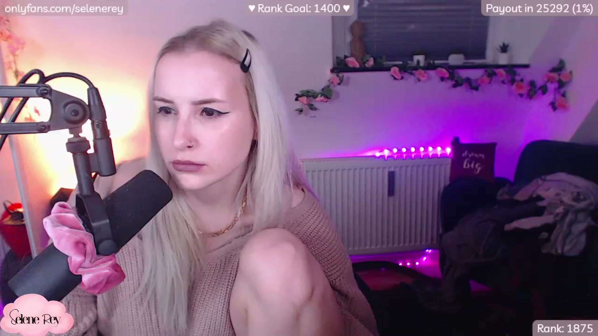 Gallery image thumbnail from SeleneRey's myfreecams stream on, 12/12/2022, 22:27 image 16 of 20