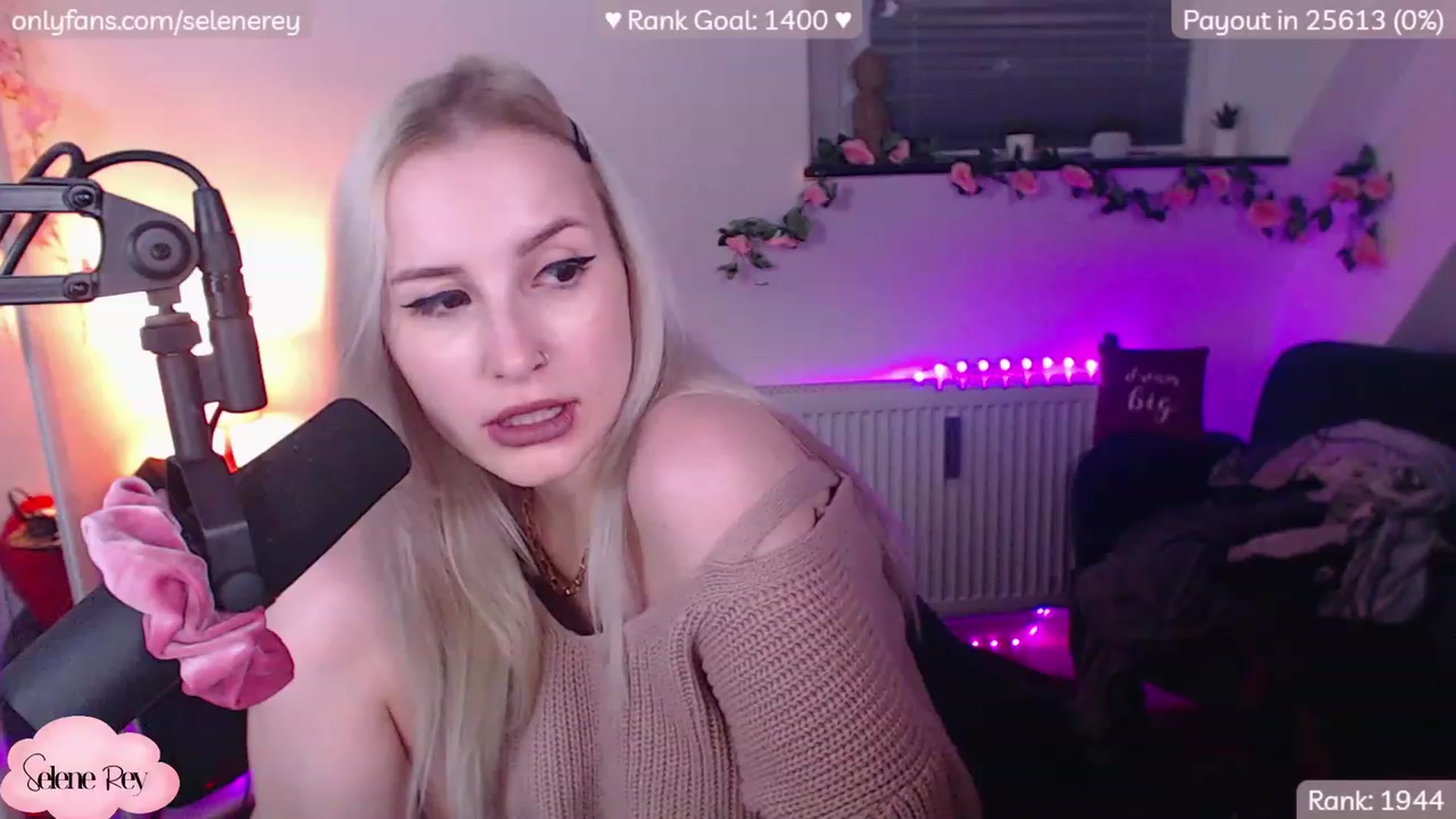 Gallery image thumbnail from SeleneRey's myfreecams stream on, 12/12/2022, 22:27 image 7 of 20