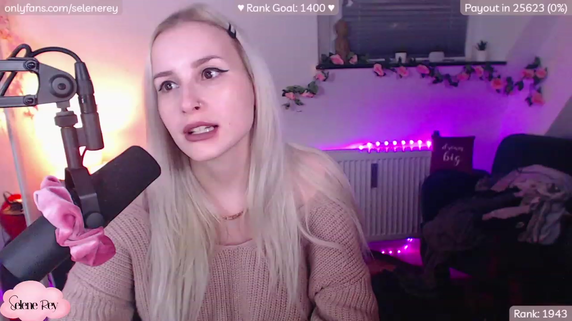 Gallery image thumbnail from SeleneRey's myfreecams stream on, 12/12/2022, 22:27 image 6 of 20