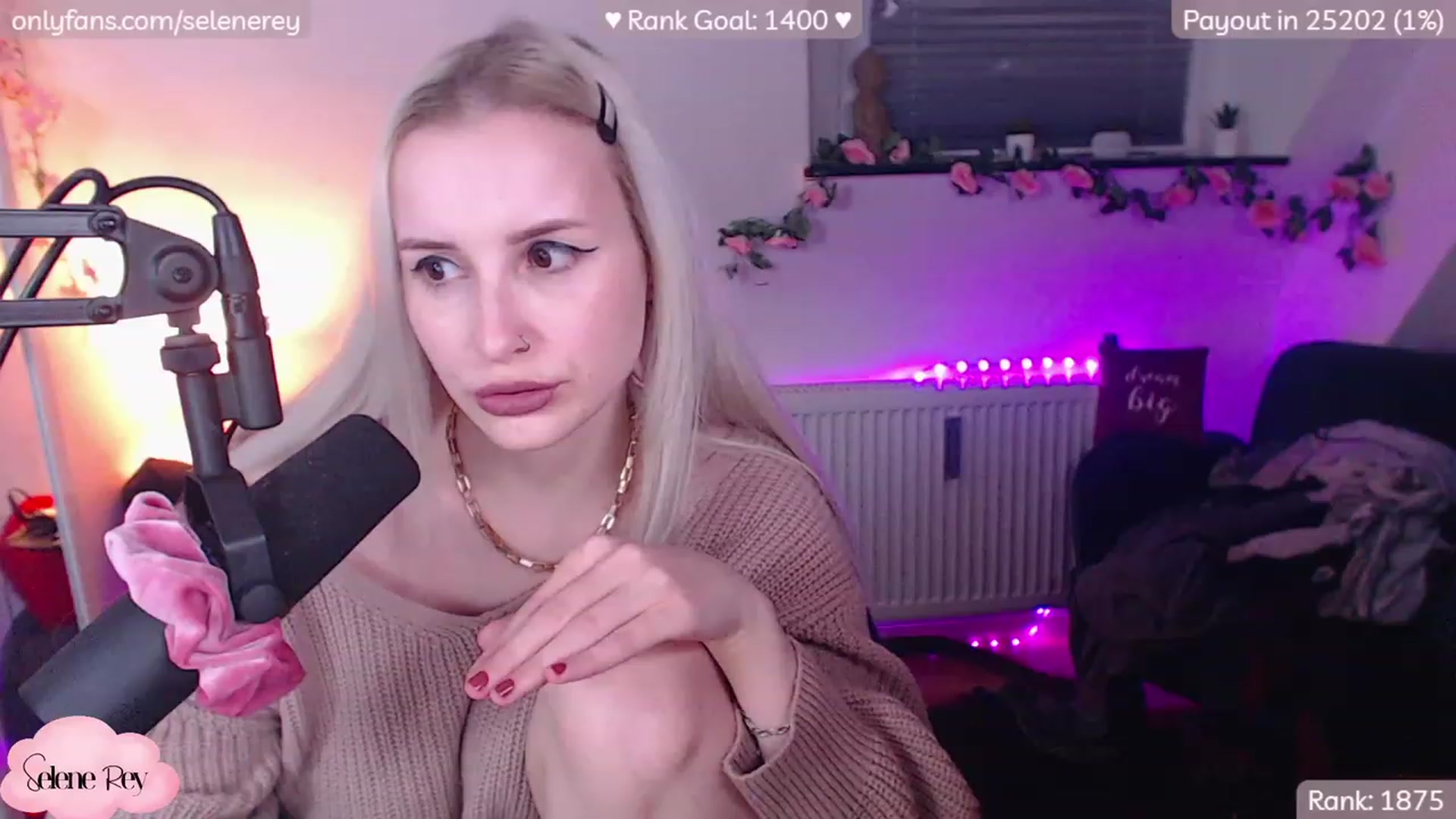 Gallery image thumbnail from SeleneRey's myfreecams stream on, 12/12/2022, 22:27 image 17 of 20