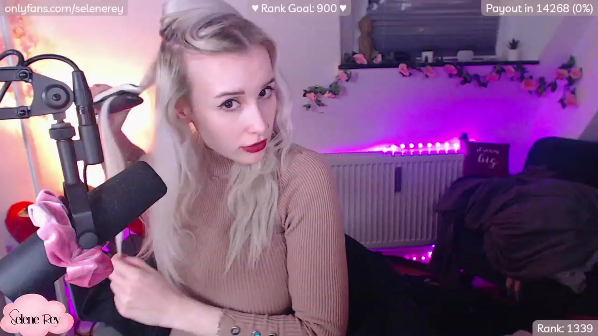 Gallery image thumbnail from SeleneRey's myfreecams stream on, 12/16/2022, 24:01 image 1 of 20