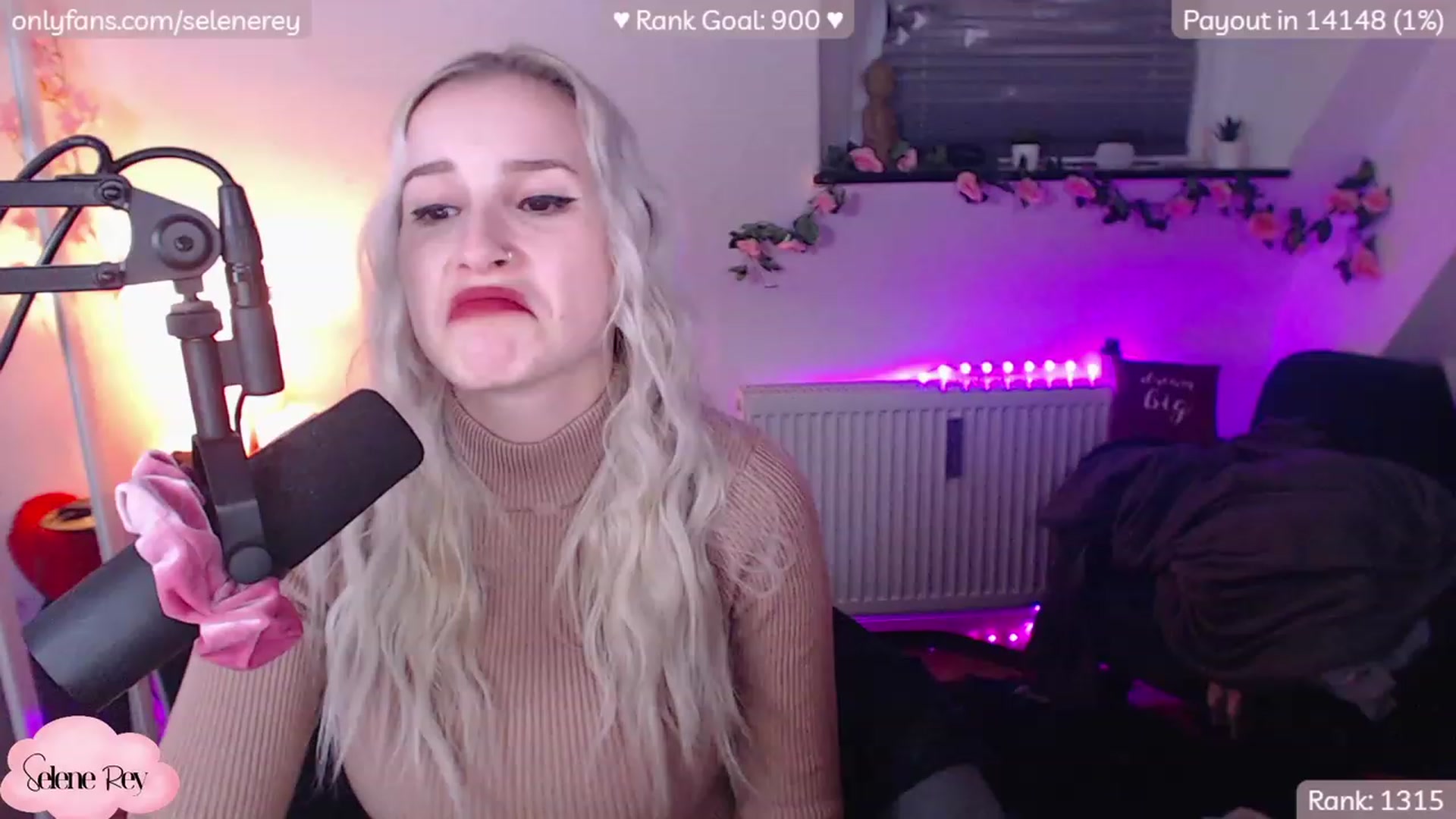 Gallery image thumbnail from SeleneRey's myfreecams stream on, 12/16/2022, 24:01 image 9 of 20