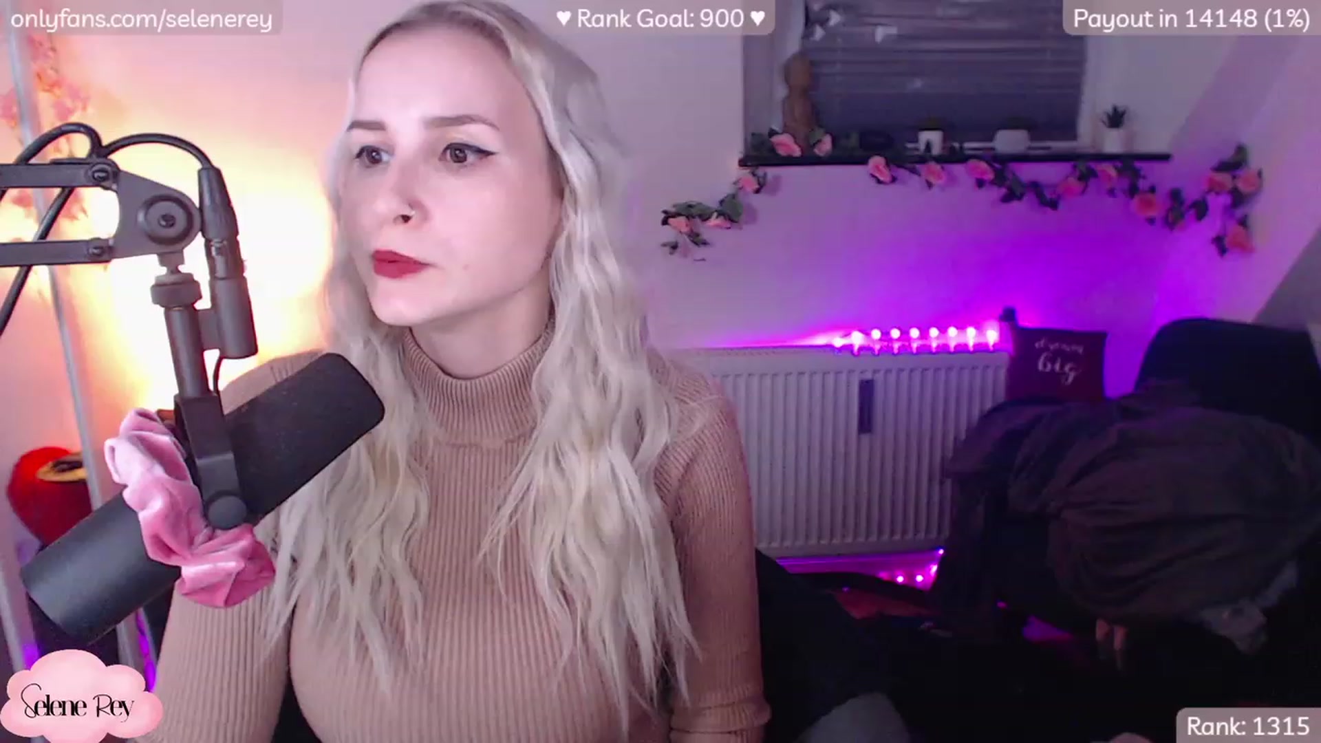 Gallery image thumbnail from SeleneRey's myfreecams stream on, 12/16/2022, 24:01 image 7 of 20
