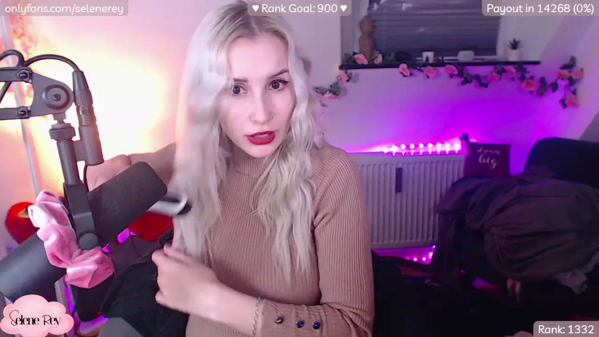 Gallery image thumbnail from SeleneRey's myfreecams stream on, 12/16/2022, 24:01 image 2 of 20