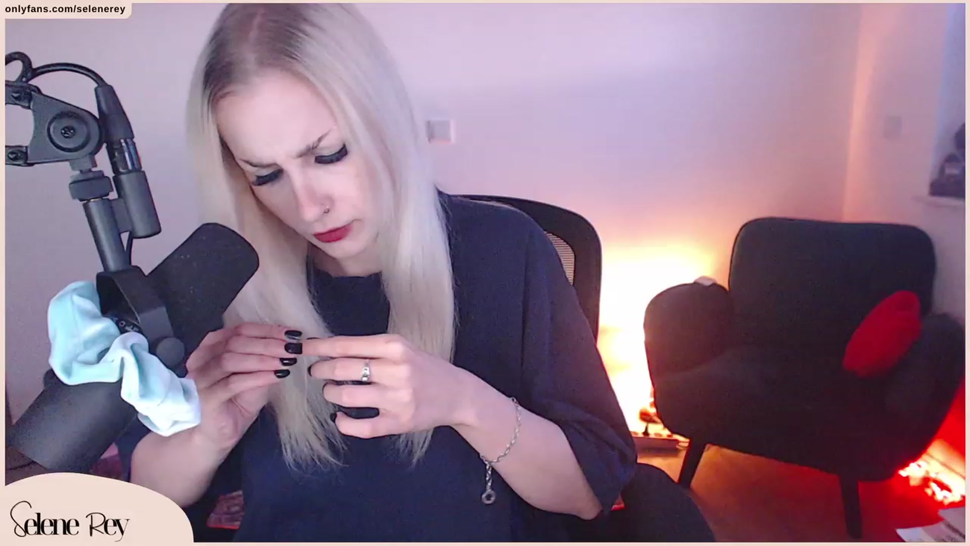 Gallery image thumbnail from SeleneRey's myfreecams stream on, 10/03/2023, 17:03 image 10 of 20