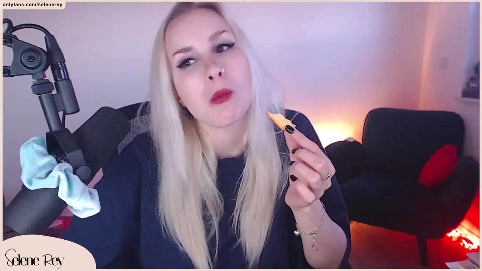 Gallery image thumbnail from SeleneRey's myfreecams stream on, 10/03/2023, 17:03 image 14 of 20
