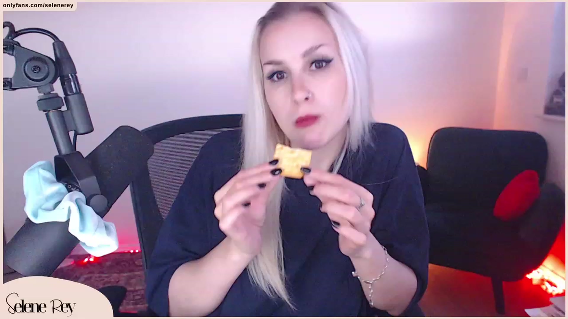 Gallery image thumbnail from SeleneRey's myfreecams stream on, 10/03/2023, 17:03 image 11 of 20