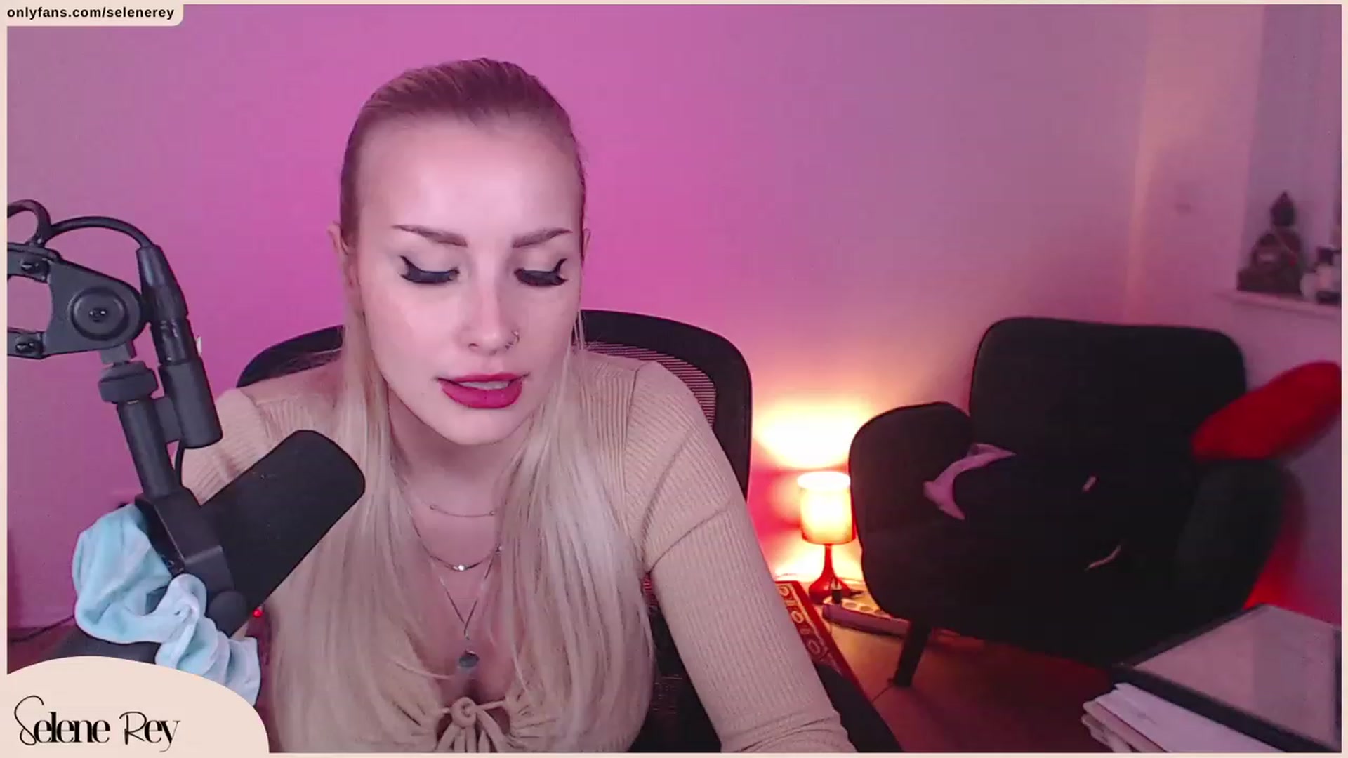 Gallery image thumbnail from SeleneRey's myfreecams stream on, 10/08/2023, 17:06 image 7 of 20