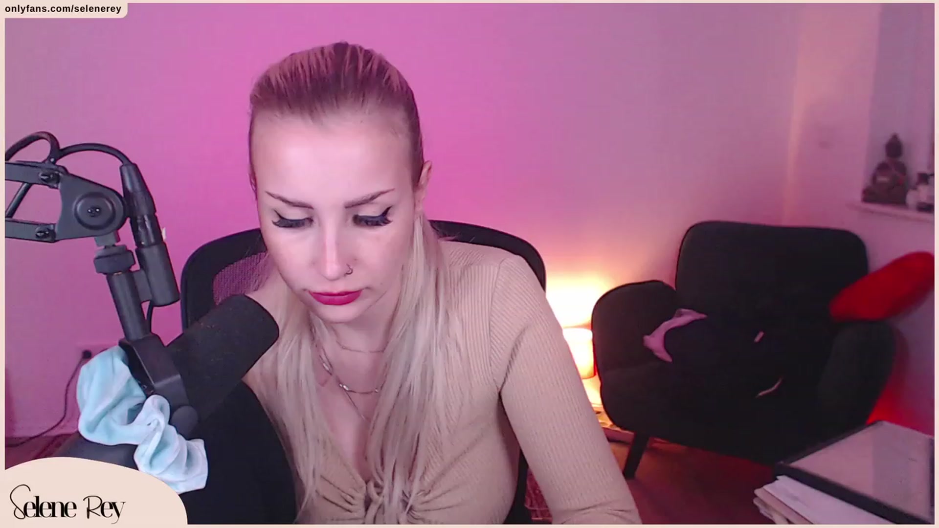 Gallery image thumbnail from SeleneRey's myfreecams stream on, 10/08/2023, 17:06 image 12 of 20