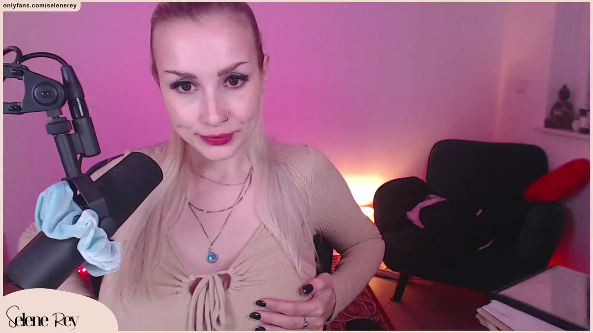 Gallery image thumbnail from SeleneRey's myfreecams stream on, 10/08/2023, 17:06 image 17 of 20