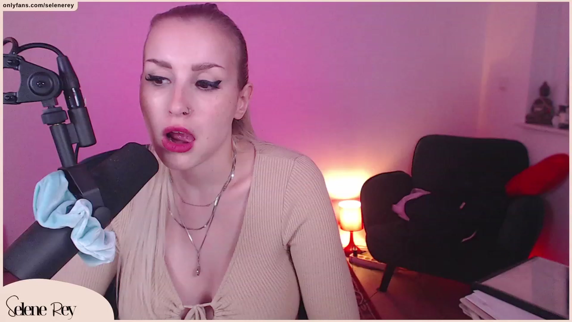 Gallery image thumbnail from SeleneRey's myfreecams stream on, 10/08/2023, 17:06 image 16 of 20