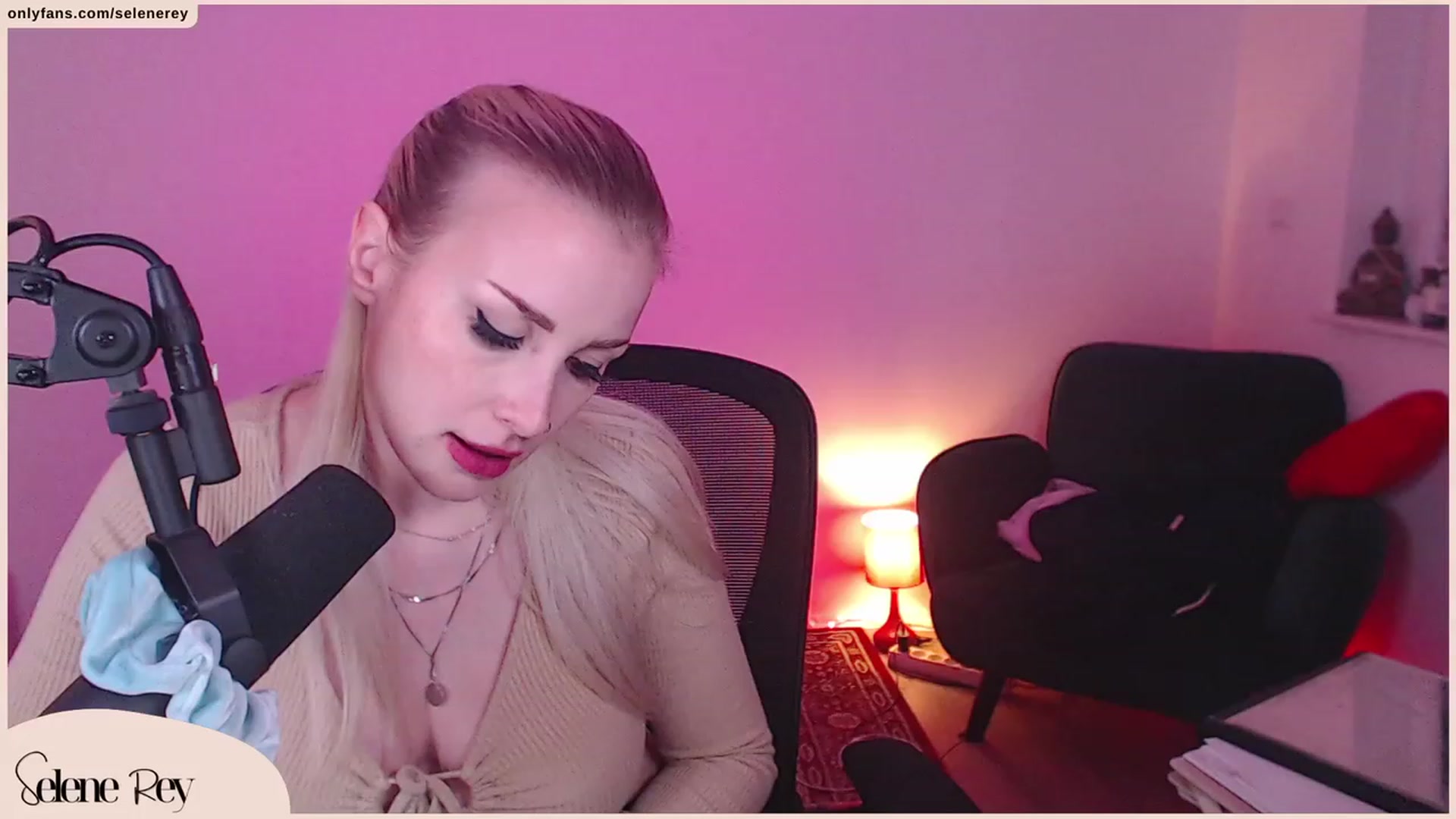 Gallery image thumbnail from SeleneRey's myfreecams stream on, 10/08/2023, 17:06 image 4 of 20