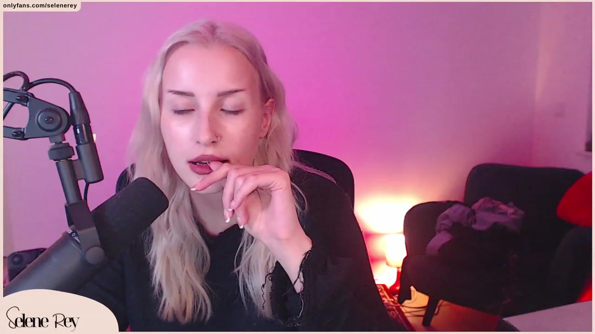 Gallery image thumbnail from SeleneRey's myfreecams stream on, 10/19/2023, 17:14 image 10 of 20