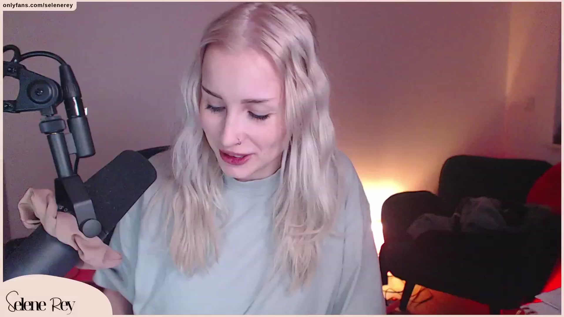Gallery image thumbnail from SeleneRey's myfreecams stream on, 10/21/2023, 17:02 image 17 of 20