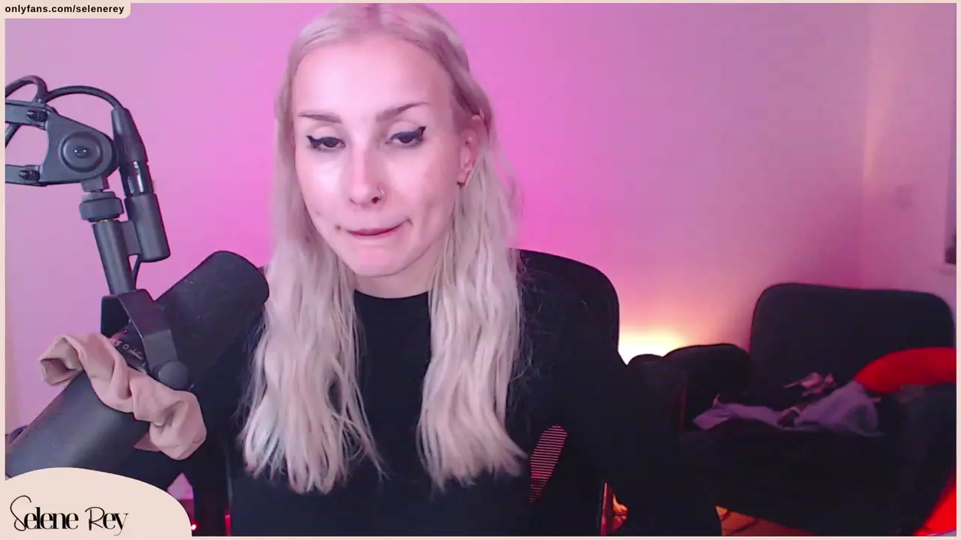 Gallery image thumbnail from SeleneRey's myfreecams stream on, 10/22/2023, 17:08 image 14 of 20