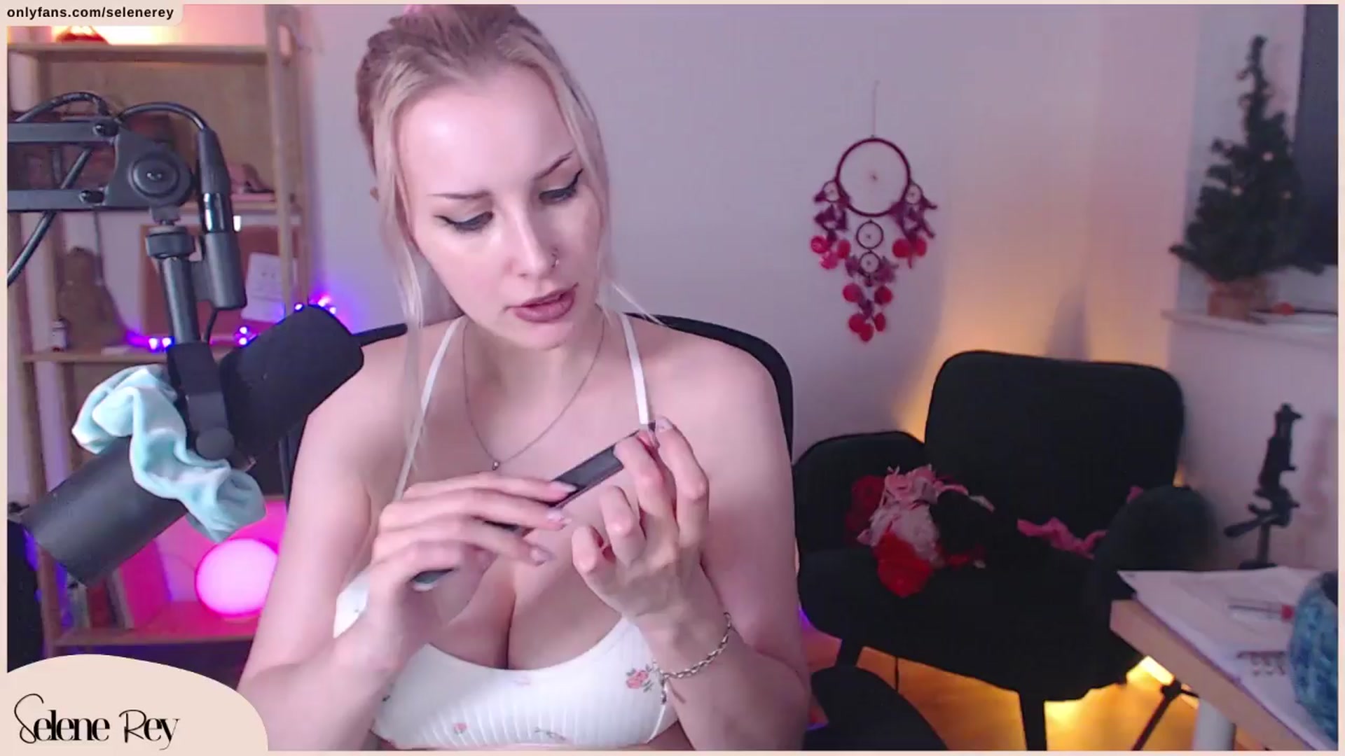 Gallery image thumbnail from SeleneRey's myfreecams stream on, 04/06/2024, 22:03 image 13 of 20