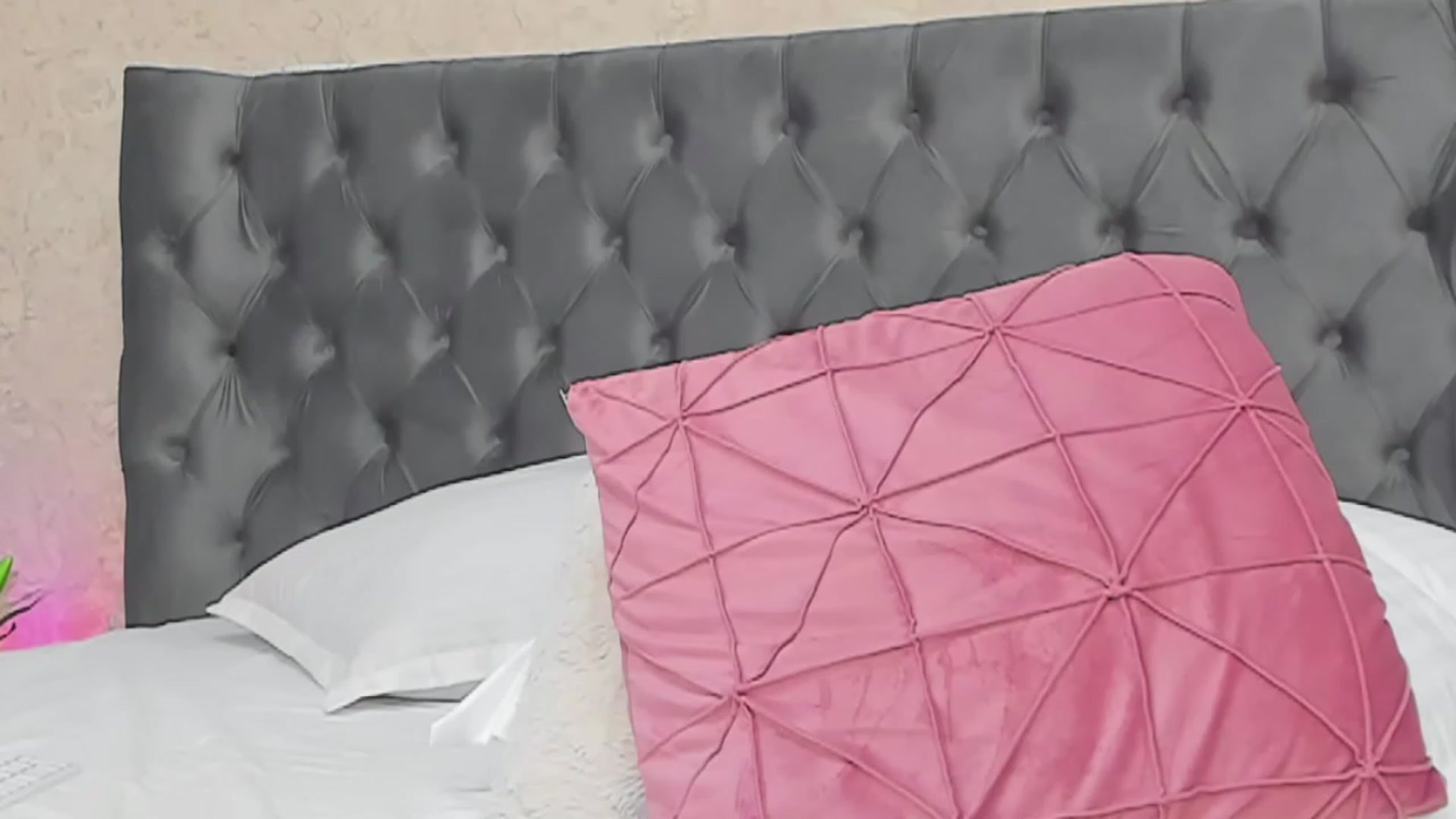 Gallery image thumbnail from Selenna_Sky's myfreecams stream on, 05/24/2023, 09:17 image 19 of 20