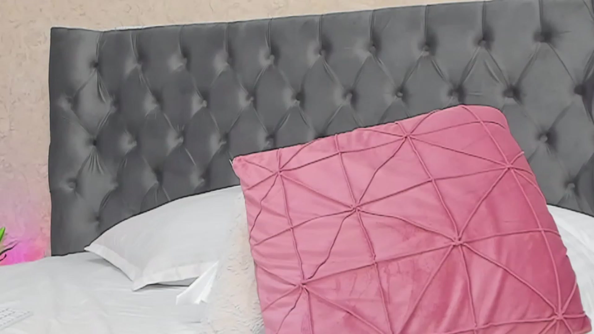 Gallery image thumbnail from Selenna_Sky's myfreecams stream on, 05/24/2023, 09:17 image 18 of 20
