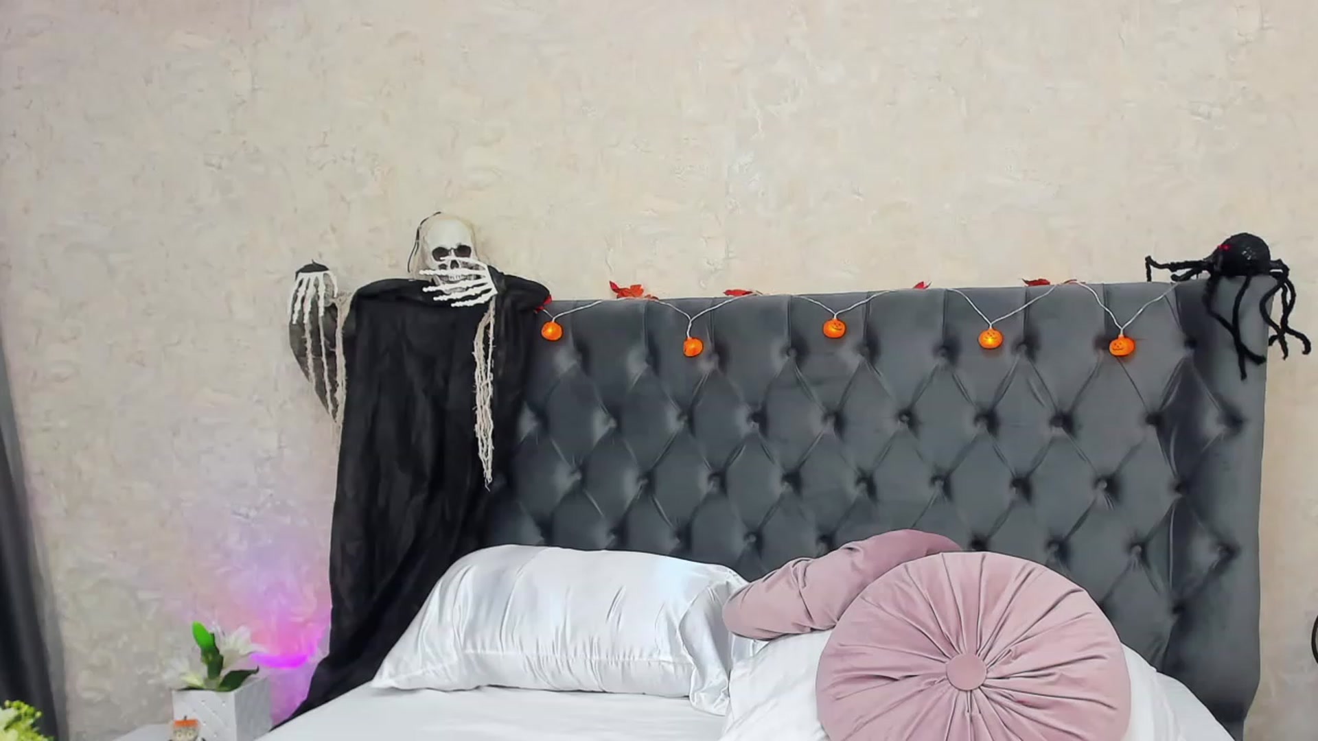 Gallery image thumbnail from Selenna_Sky's myfreecams stream on, 10/30/2023, 06:51 image 16 of 20