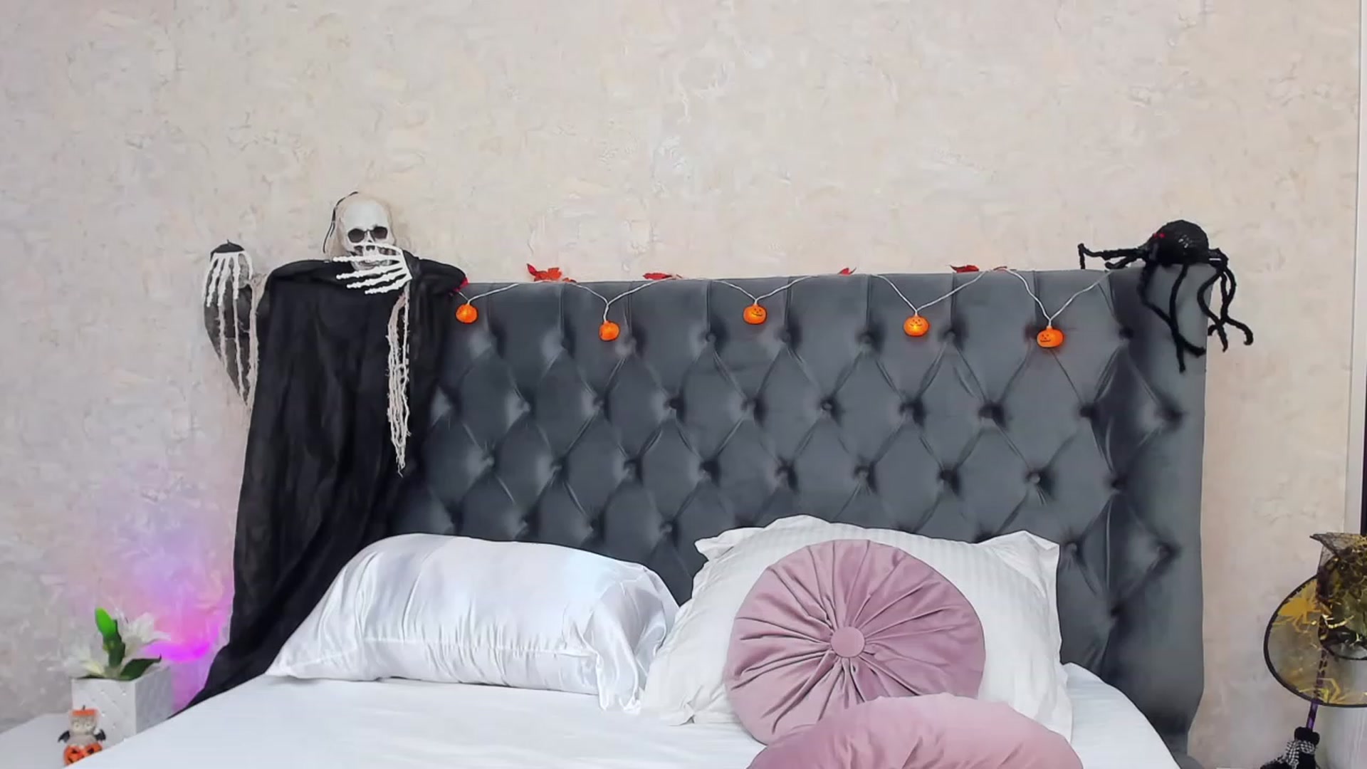 Gallery image thumbnail from Selenna_Sky's myfreecams stream on, 10/31/2023, 08:15 image 14 of 20