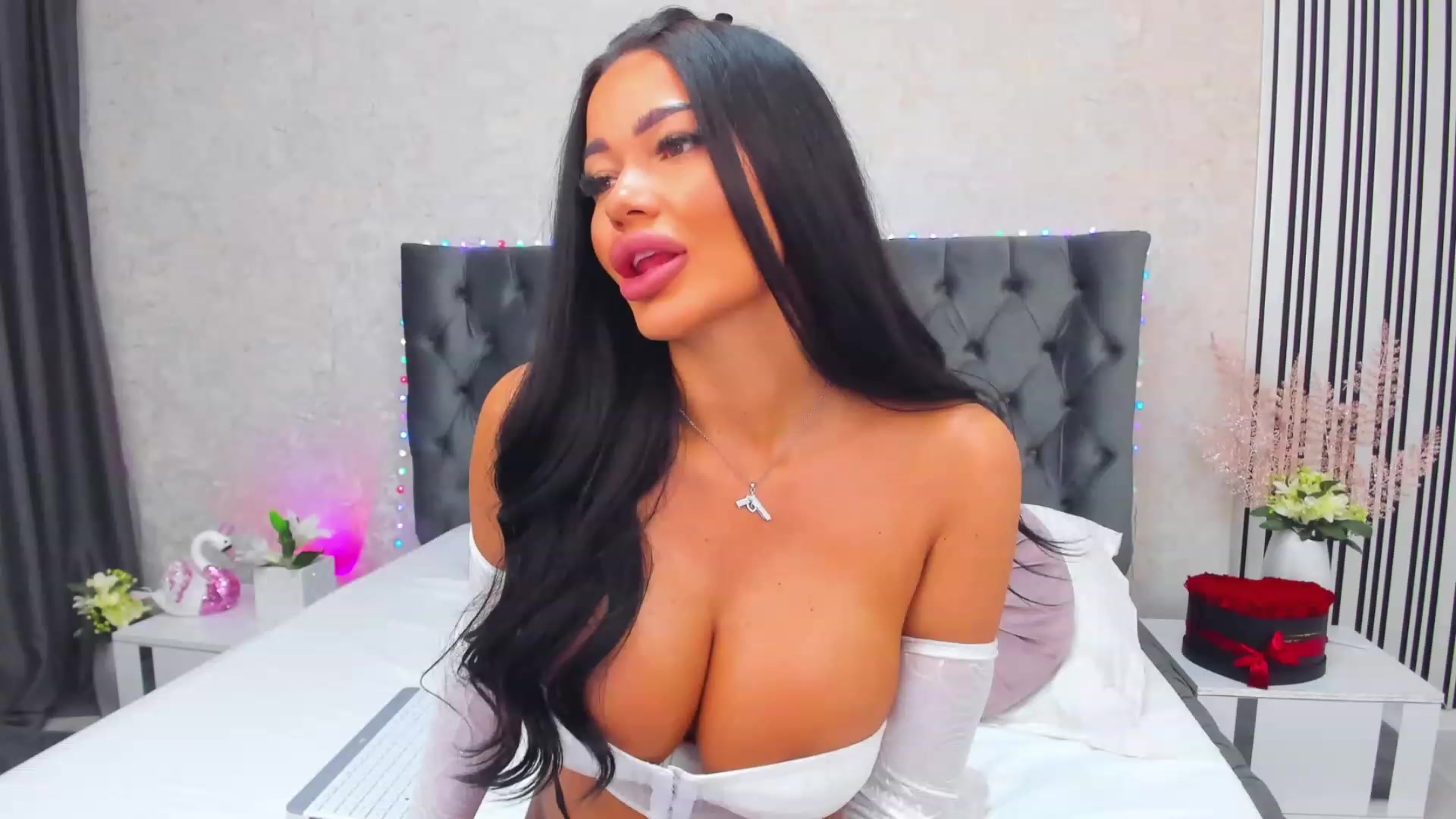 Gallery image thumbnail from Selenna_Sky's myfreecams stream on, 01/29/2024, 07:50 image 11 of 20