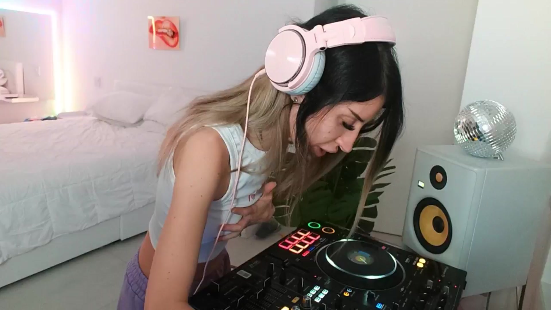 Gallery image thumbnail from Selerah's myfreecams stream on, 01/02/2025, 24:49 image 11 of 20