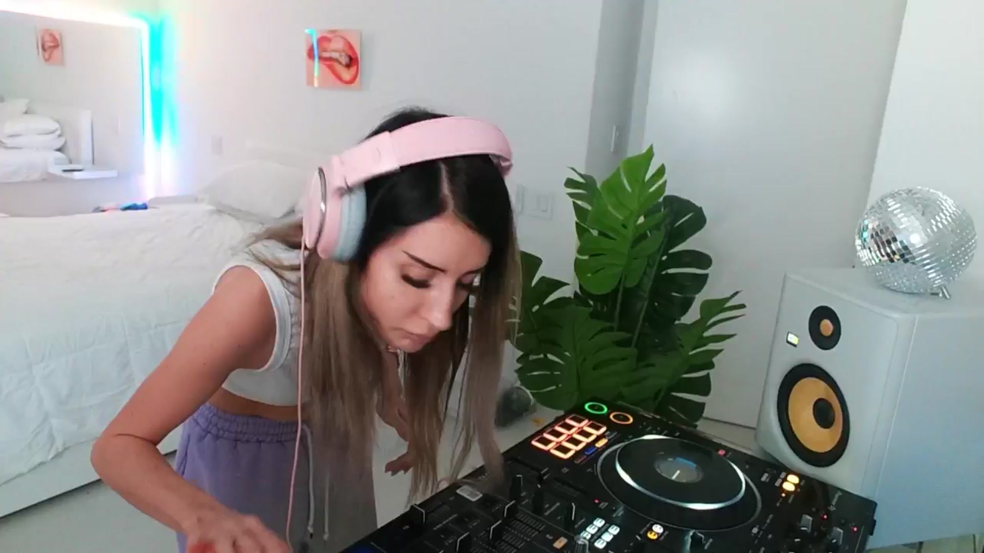 Gallery image thumbnail from Selerah's myfreecams stream on, 01/02/2025, 24:49 image 2 of 20